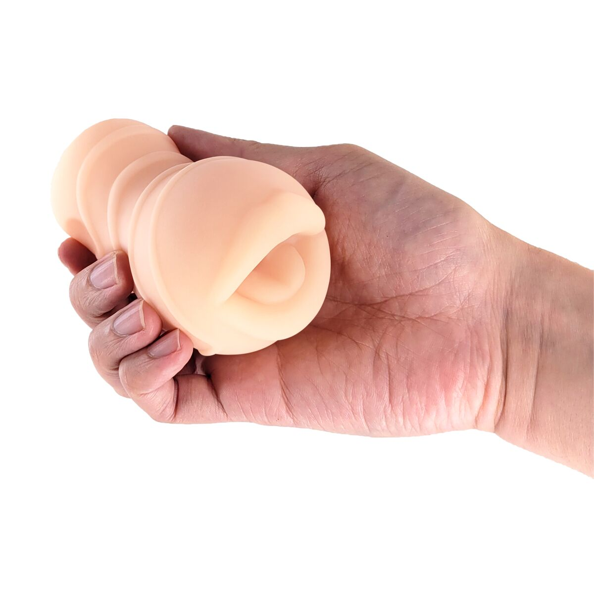 Eine Hand hält ein fleischfarbenes Sexspielzeug. Das Spielzeug ist zylindrisch mit strukturierter Oberfläche, die Hand ist im Vordergrund.