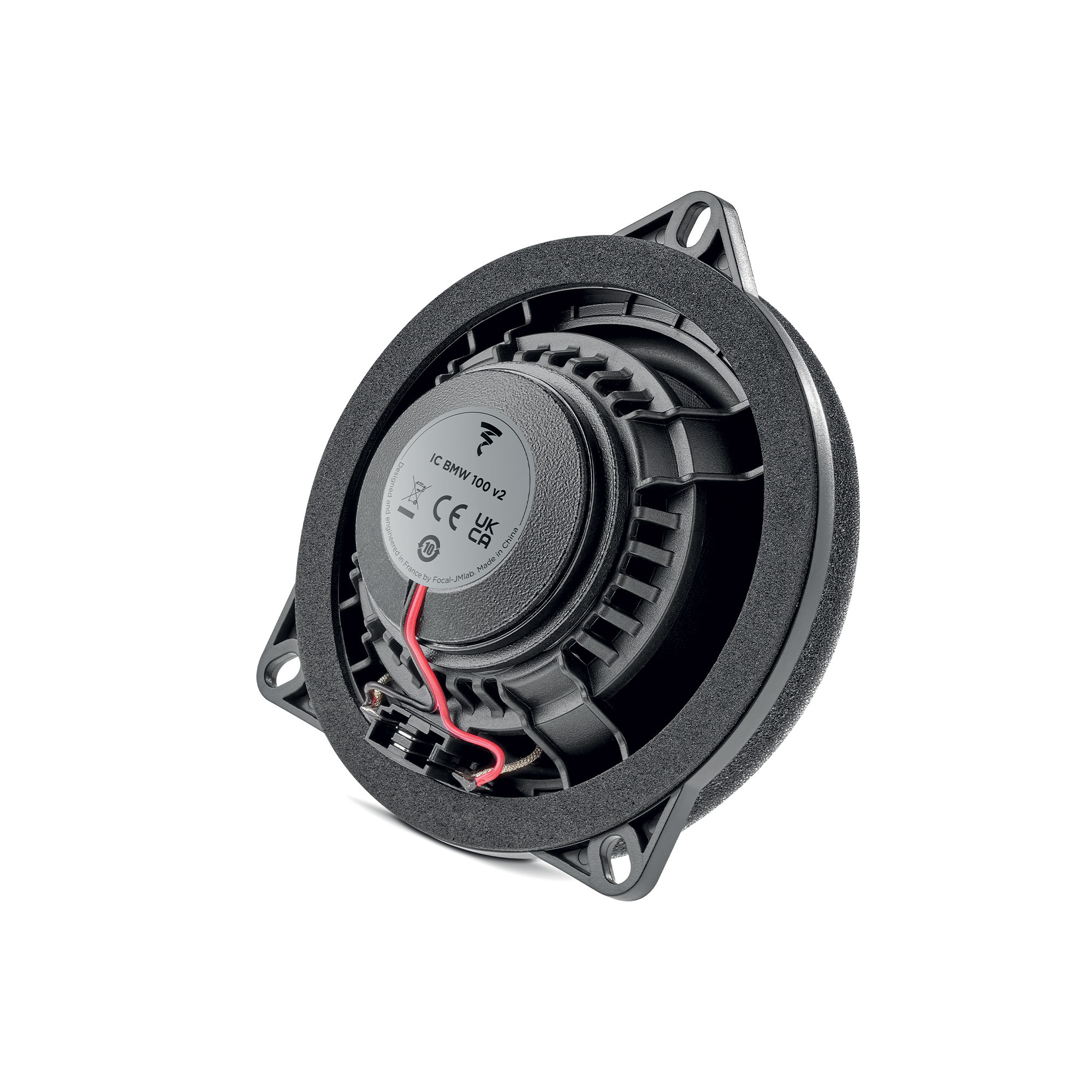 Ein Autolautsprecher mit schwarzem Rahmen und Schaumstoffring. Er hat rote Drähte und ein Etikett mit der Aufschrift IC BMW 100 v2.