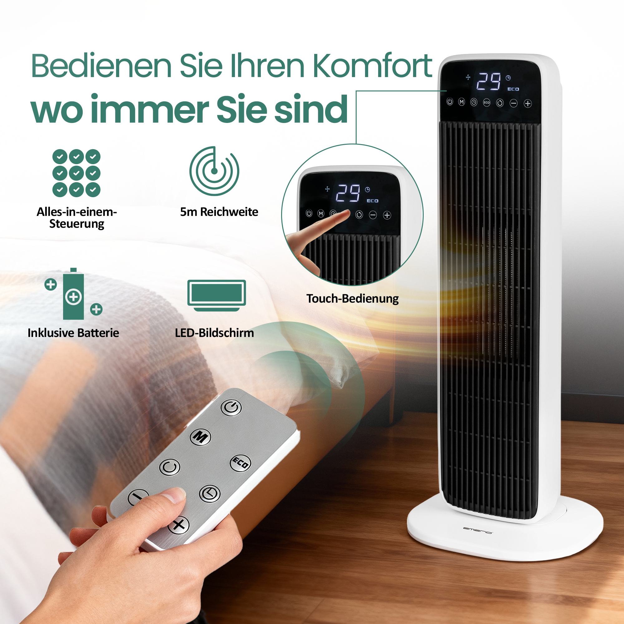 Ein weiß-schwarzer Heizlüfter mit Fernbedienung. Er hat eine Digitalanzeige mit der Temperatur. Eine Hand hält die Fernbedienung.