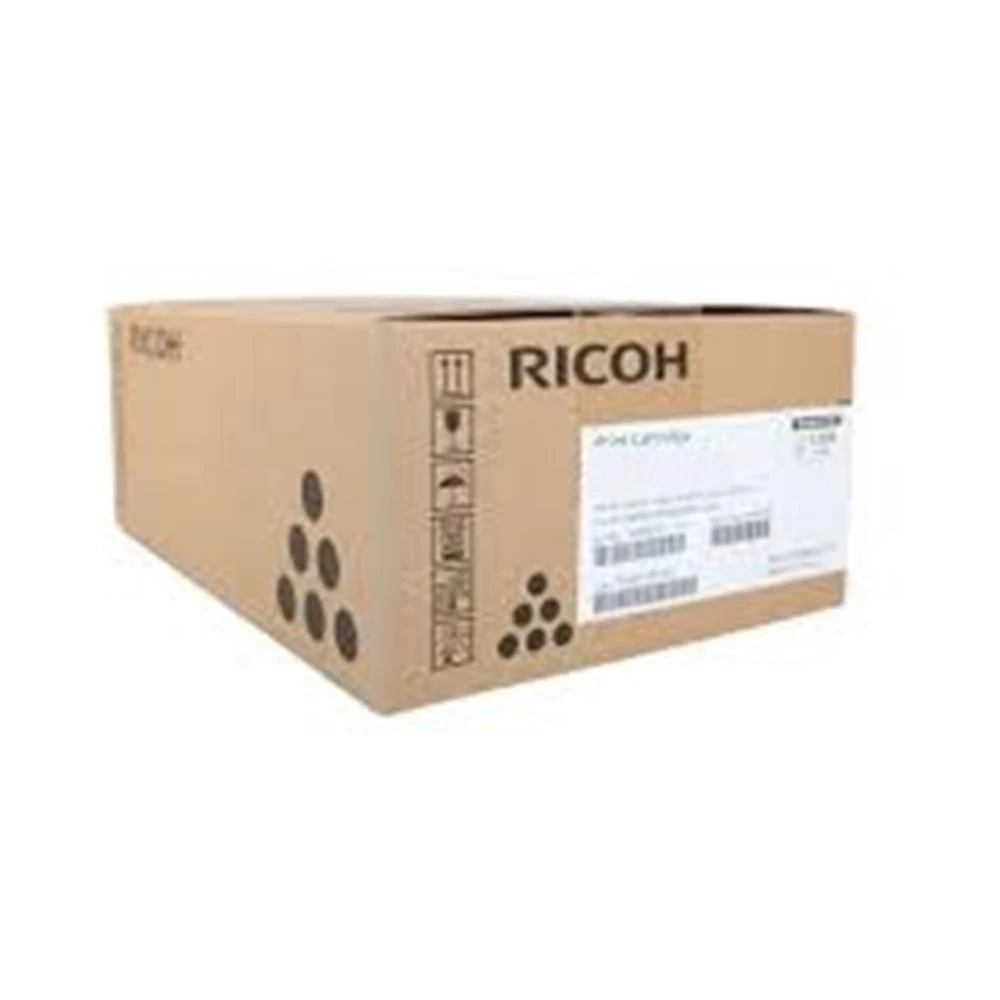 Een kartonnen doos van Ricoh. De doos is lichtbruin, met het Ricoh-logo en een etiket. Er staan zwarte stippen op de zijkanten.