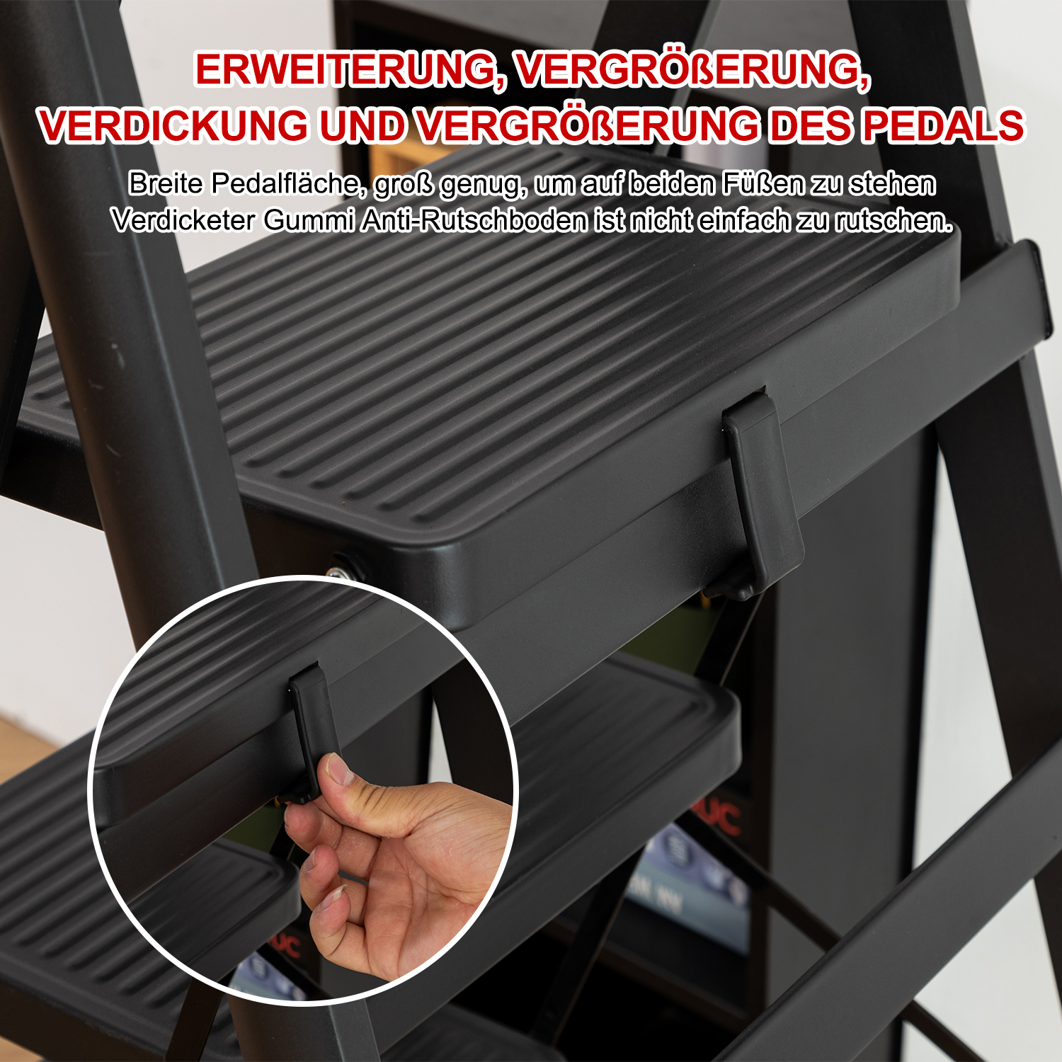 Detail einer schwarzen Trittleiter. Hand zieht einen schwarzen Riegel. Text auf Deutsch beschreibt Eigenschaften.