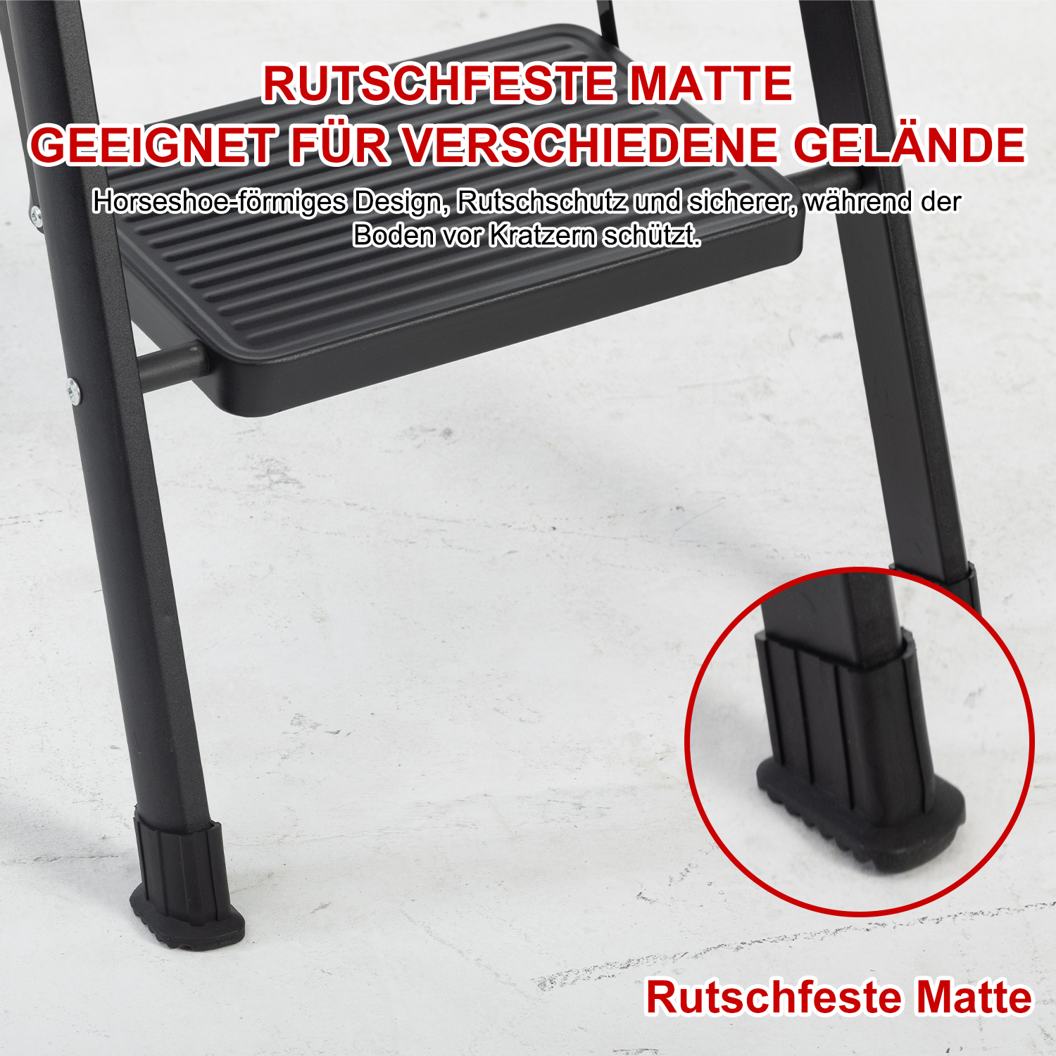 Schwarzer Trittschemel mit Text: RUTSCHFESTE MATTE (Rutschfeste Matte) und GEEIGNET FÜR VERSCHIEDENE GELÄNDE (Geeignet für verschiedene Geländetypen).