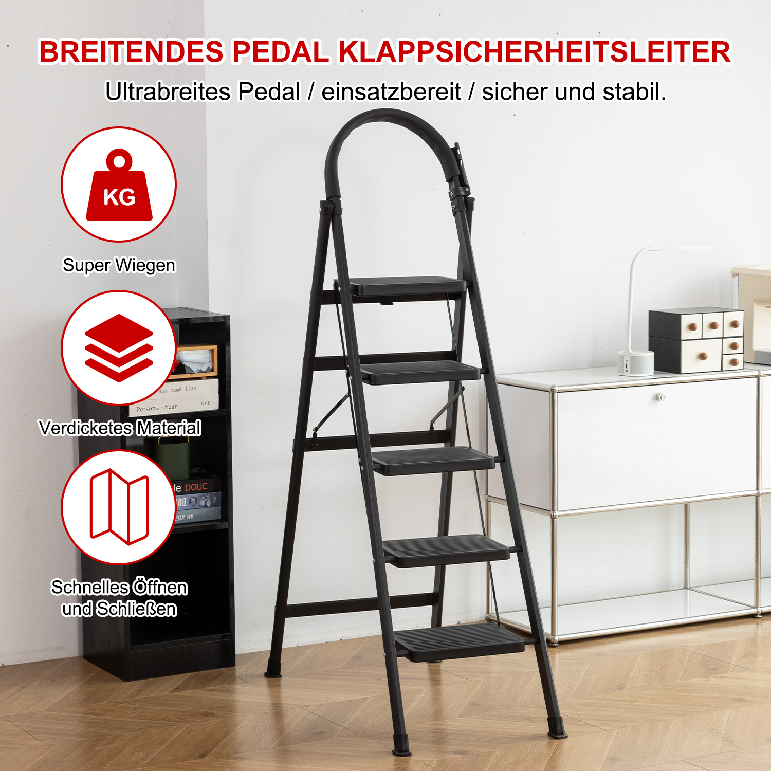 Eine schwarze Klapptrittleiter steht in einem Raum. Symbole zeigen Tragfähigkeit, Materialstärke und einfaches Öffnen/Schließen.