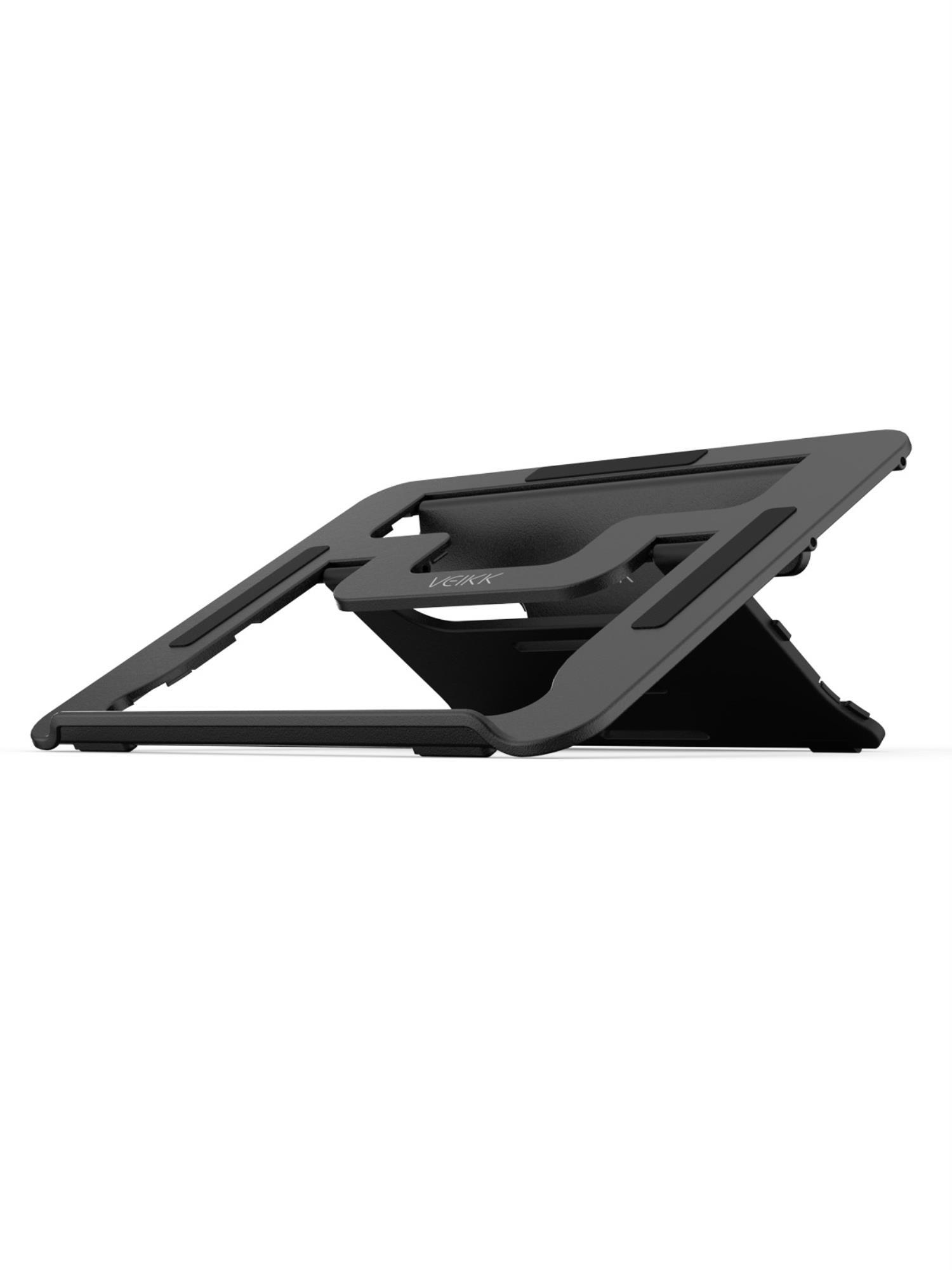 Gri bir dizüstü bilgisayar standı. Stand, dizüstü bilgisayarı tutmak için bir taban ve bir platformla açılıdır. Arka plan beyazdır.