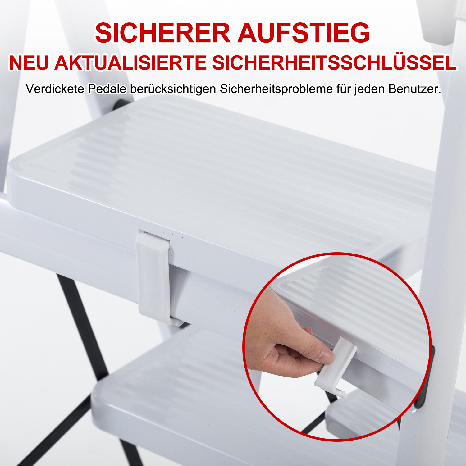 Weiße Trittleiter mit Text: Sicherer Aufstieg, Neu aktualisierter Sicherheitsschlüssel. Eine Hand berührt einen weißen Riegel. Dicke Pedale berücksichtigen Sicherheit.