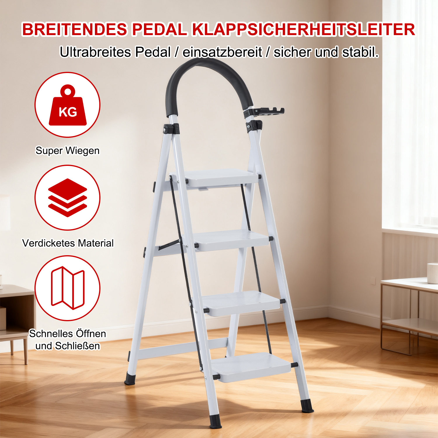 Eine weiße Klapptrittleiter mit vier Stufen. Sie hat einen schwarzen Griff und befindet sich in einem Raum mit Holzböden und Möbeln.