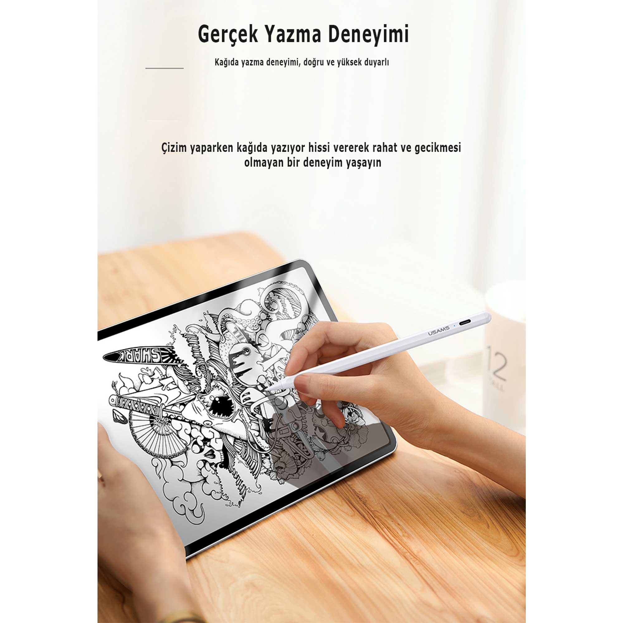 Una mano che tiene una penna bianca su un tablet, disegnando un'illustrazione monocromatica dettagliata, su un tavolo di legno.
