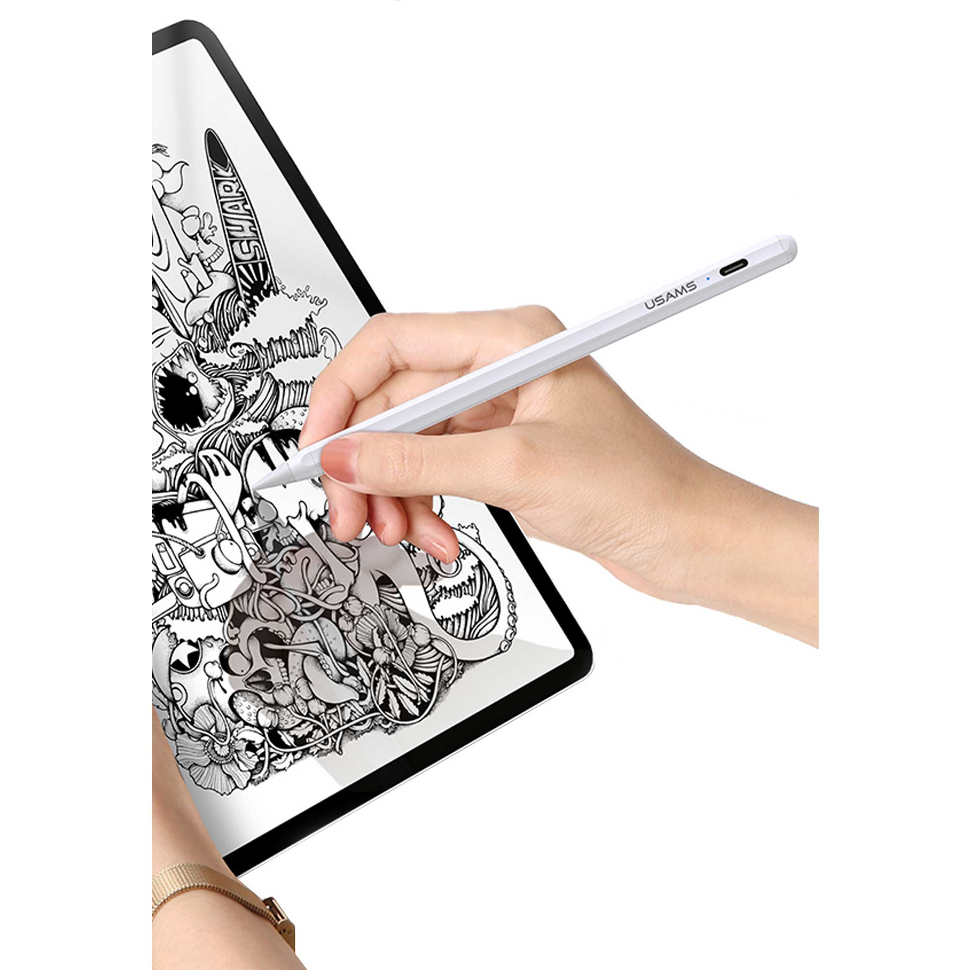 Mano che tiene una penna bianca su un tablet con un disegno scarabocchiato in bianco e nero. La penna ha 'USAMS'.