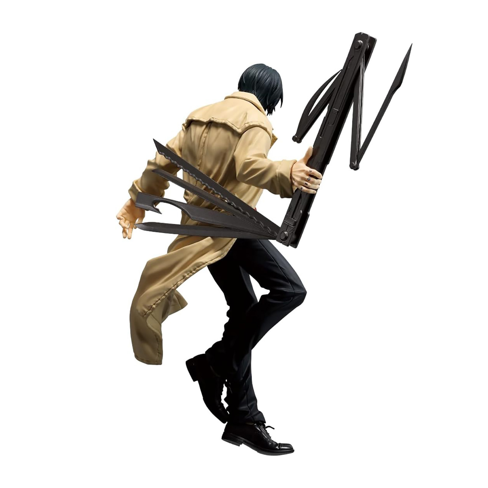 Figura en gabardina, sosteniendo un arma con cuchillas. Pelo y pantalón negros, zapatos negros sobre fondo blanco.