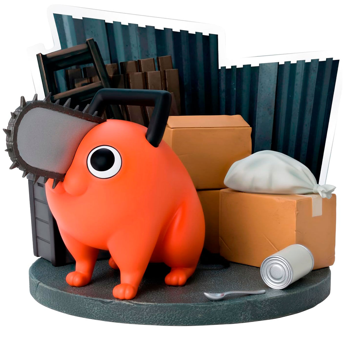 Eine Figur eines orangefarbenen Kettensägenhundes mit Kisten, einer Dose und einem Löffel auf einer grauen Oberfläche, mit einem Hintergrund aus Containern.