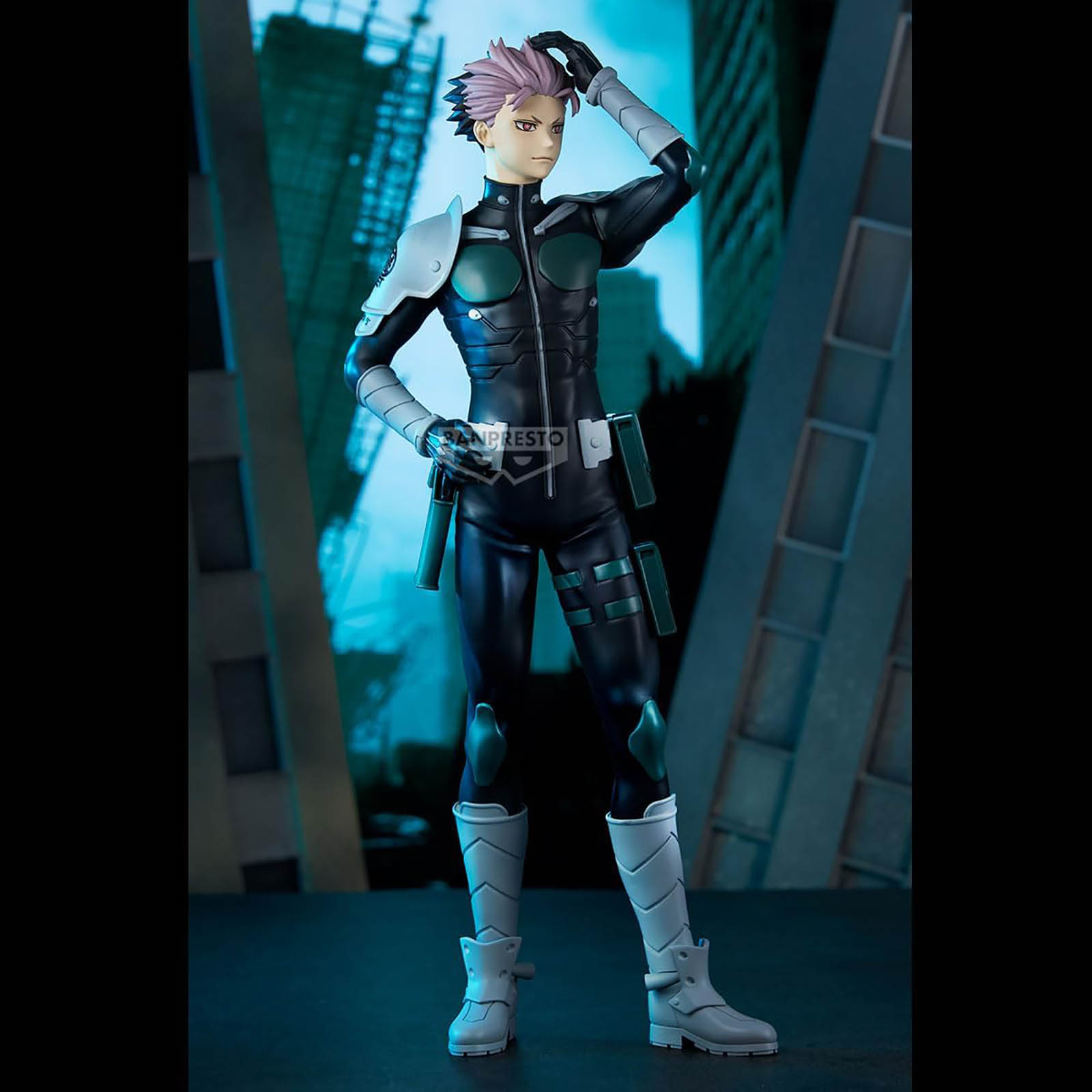 Figura de anime, hombre en traje negro, botas blancas, pelo rosa, fondo de edificios grises.