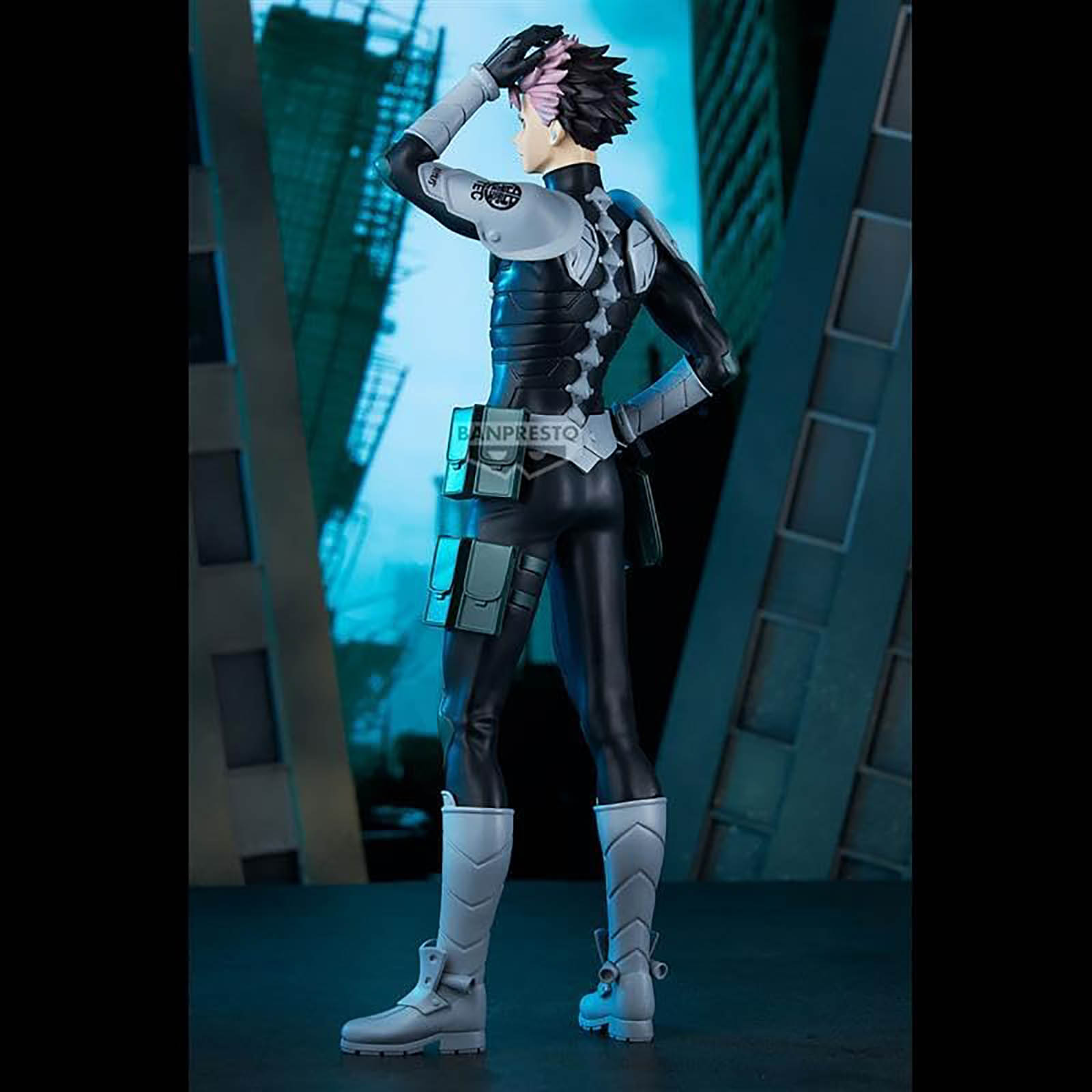 Figura de anime, hombre con atuendo negro y gris, fondo de ciudad. Sosteniendo su cabeza. Pelo rosa. Botas y guantes.