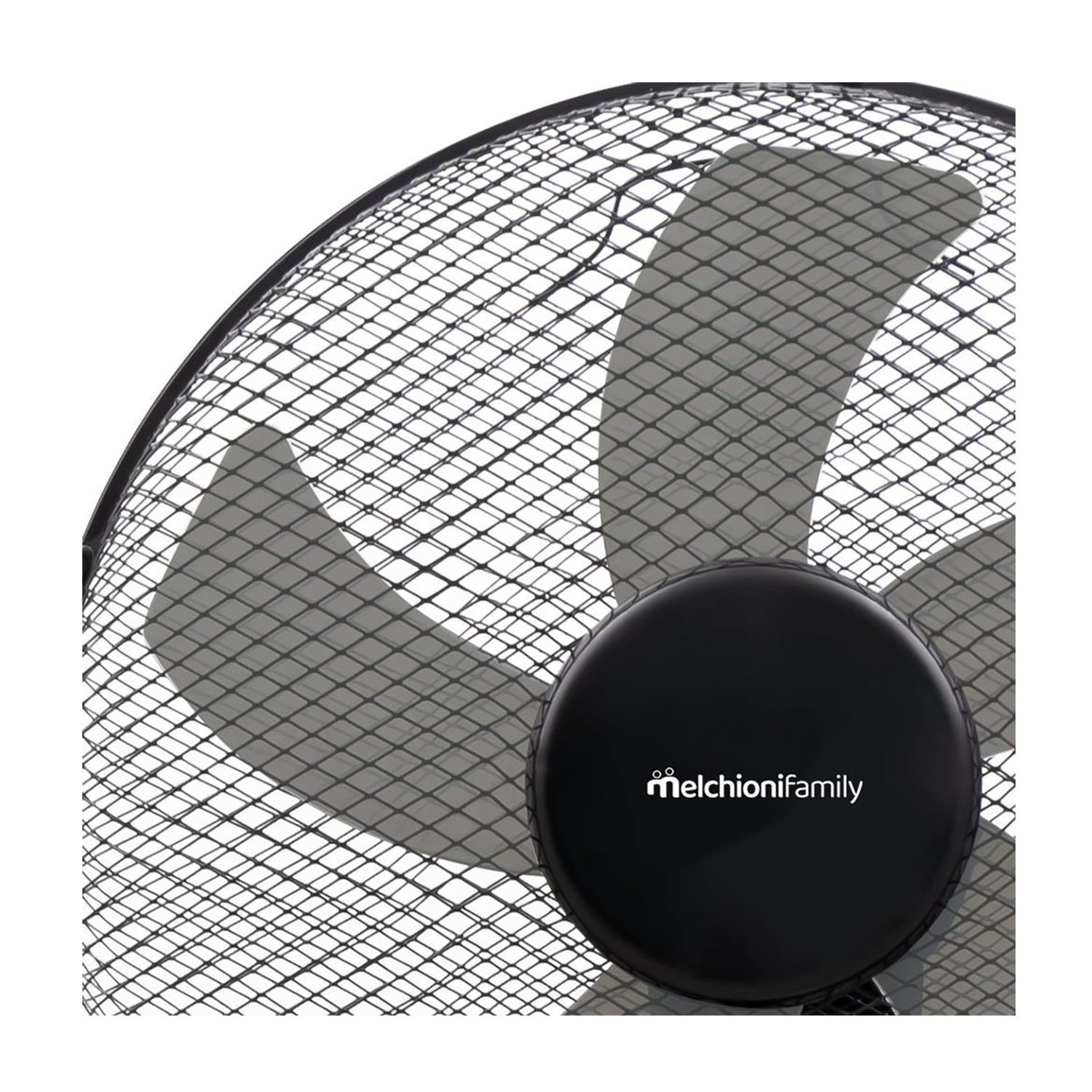 Primo piano di un ventilatore elettrico nero. Il ventilatore ha una griglia protettiva, pale e un alloggiamento motore nero con testo.
