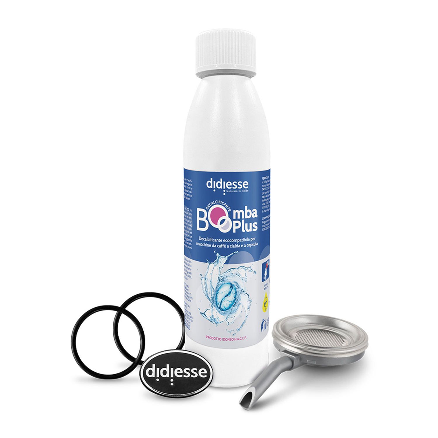 Biała butelka odkamieniacza, dwa czarne pierścienie, srebrna część ekspresu do kawy i etykieta didiesse. Wszystko na białym tle.