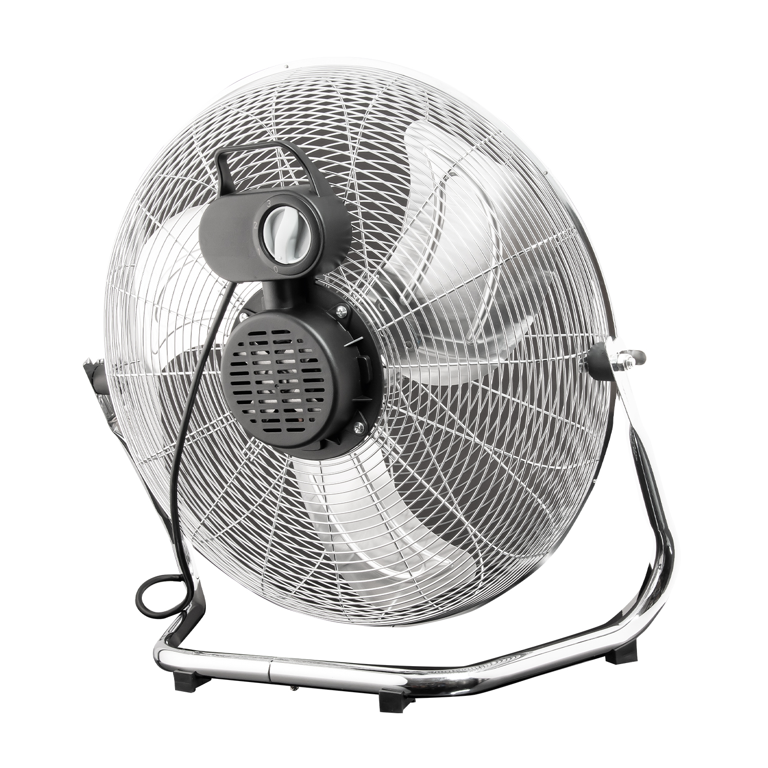 Ein metallischer oszillierender Ventilator mit schwarzem Motorgehäuse und Chromfuß. Die Lüfterflügel sind weiß.