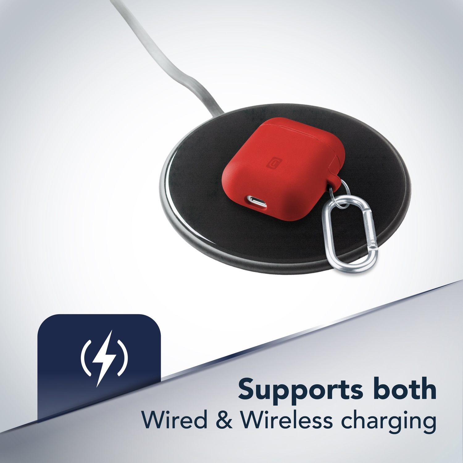 Una custodia rossa con moschettone poggia su un caricatore wireless nero. L'immagine promuove le capacità di ricarica cablata e wireless.