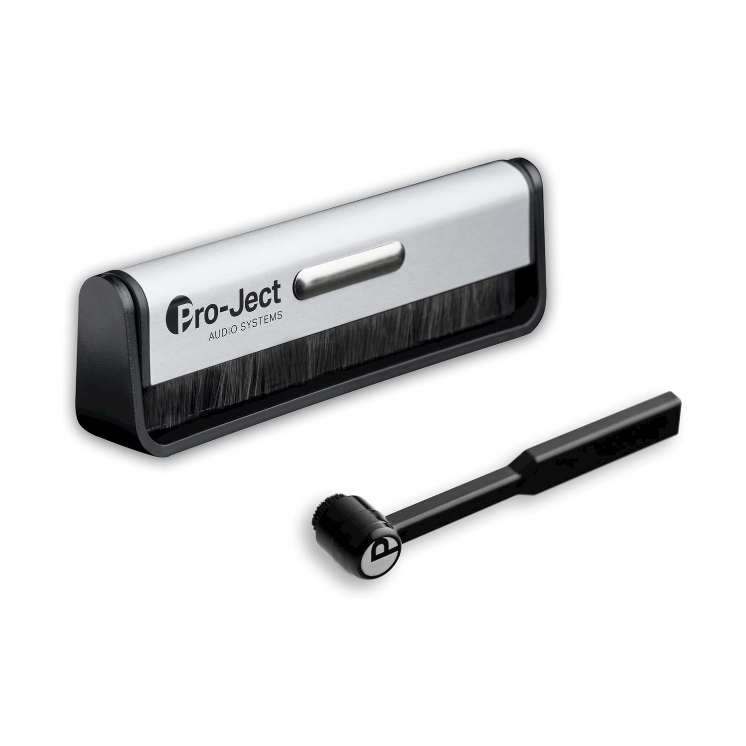 Ein Pro-Ject-Plattenreiniger mit silbernem Bürstenkopf und schwarzem Griff. Daneben eine kleinere schwarze Bürste.