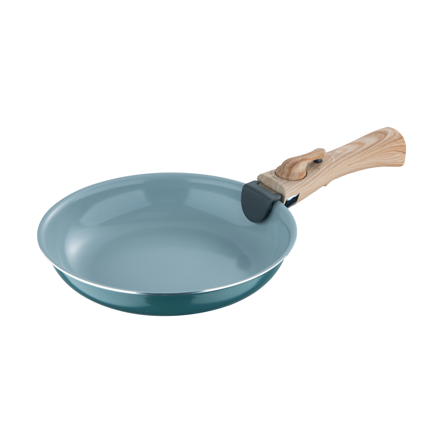 Una padella color verde acqua con manico in legno. La padella è su sfondo bianco. Il manico ha un pulsante di sgancio.