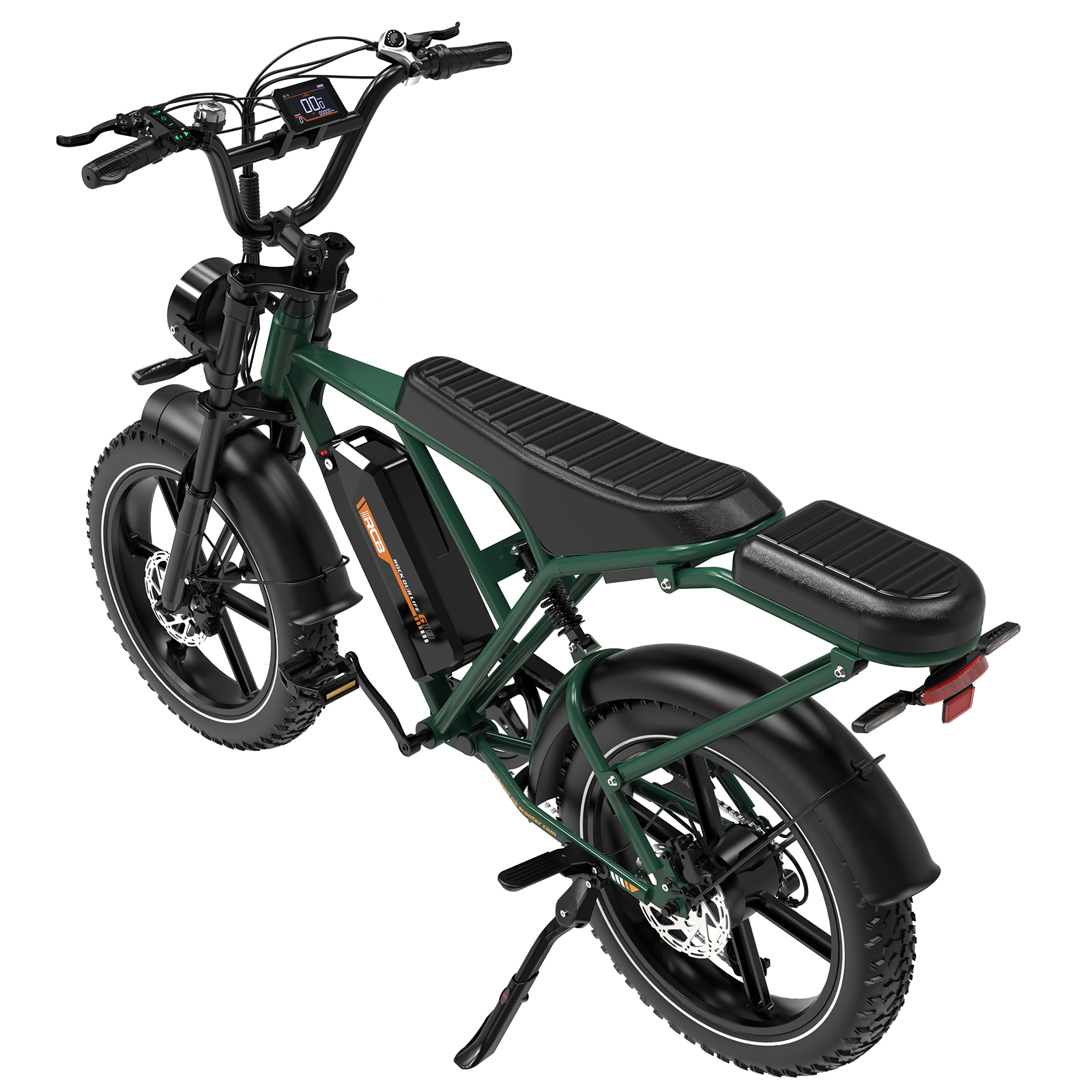 Grünes Elektrofahrrad mit schwarzen Reifen und Sitz. Enthält einen Scheinwerfer, eine Batterie und ein digitales Display, auf weißem Hintergrund.