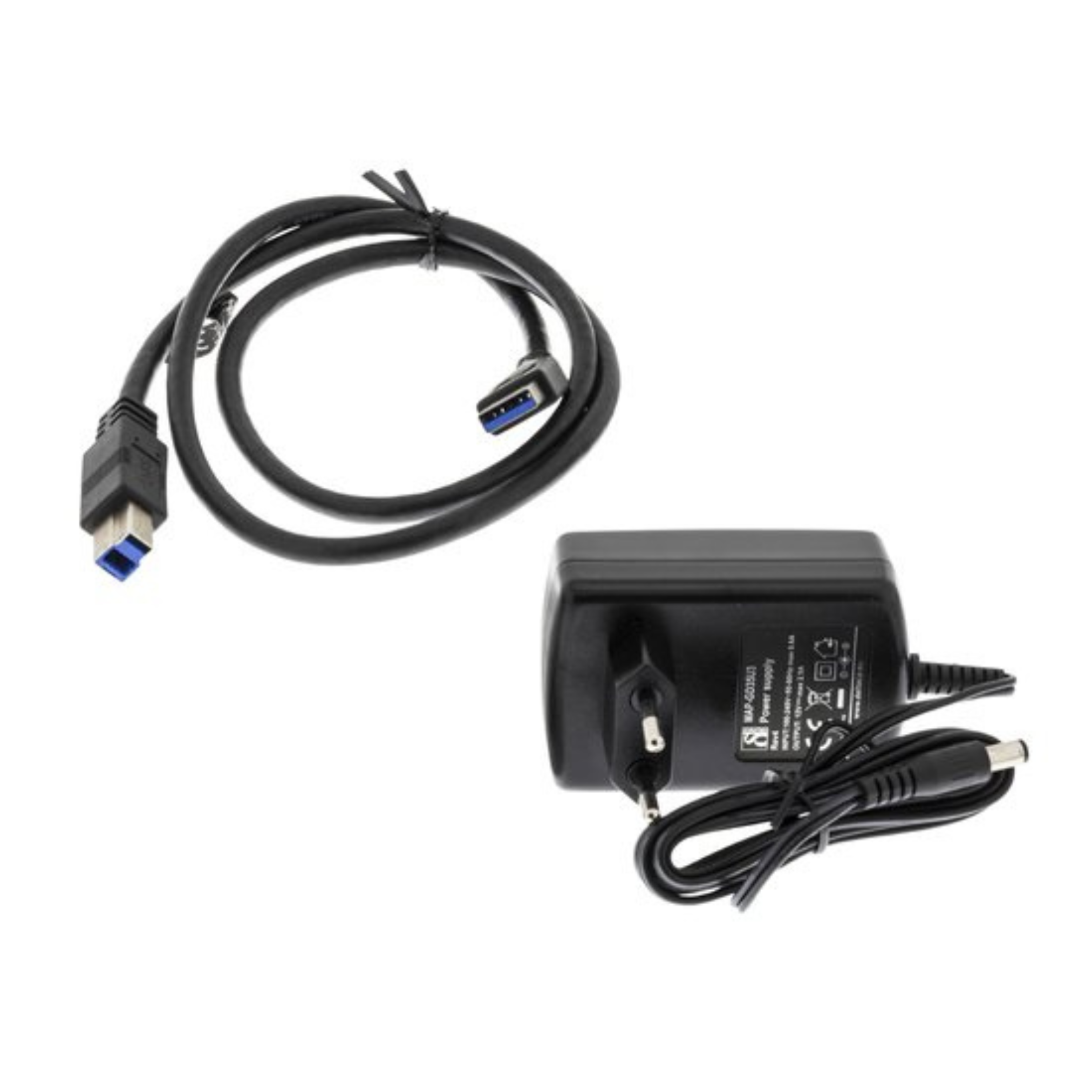Ein schwarzes Netzteil und ein USB-Kabel auf weißem Hintergrund. Der USB-Anschluss hat blaue Akzente.