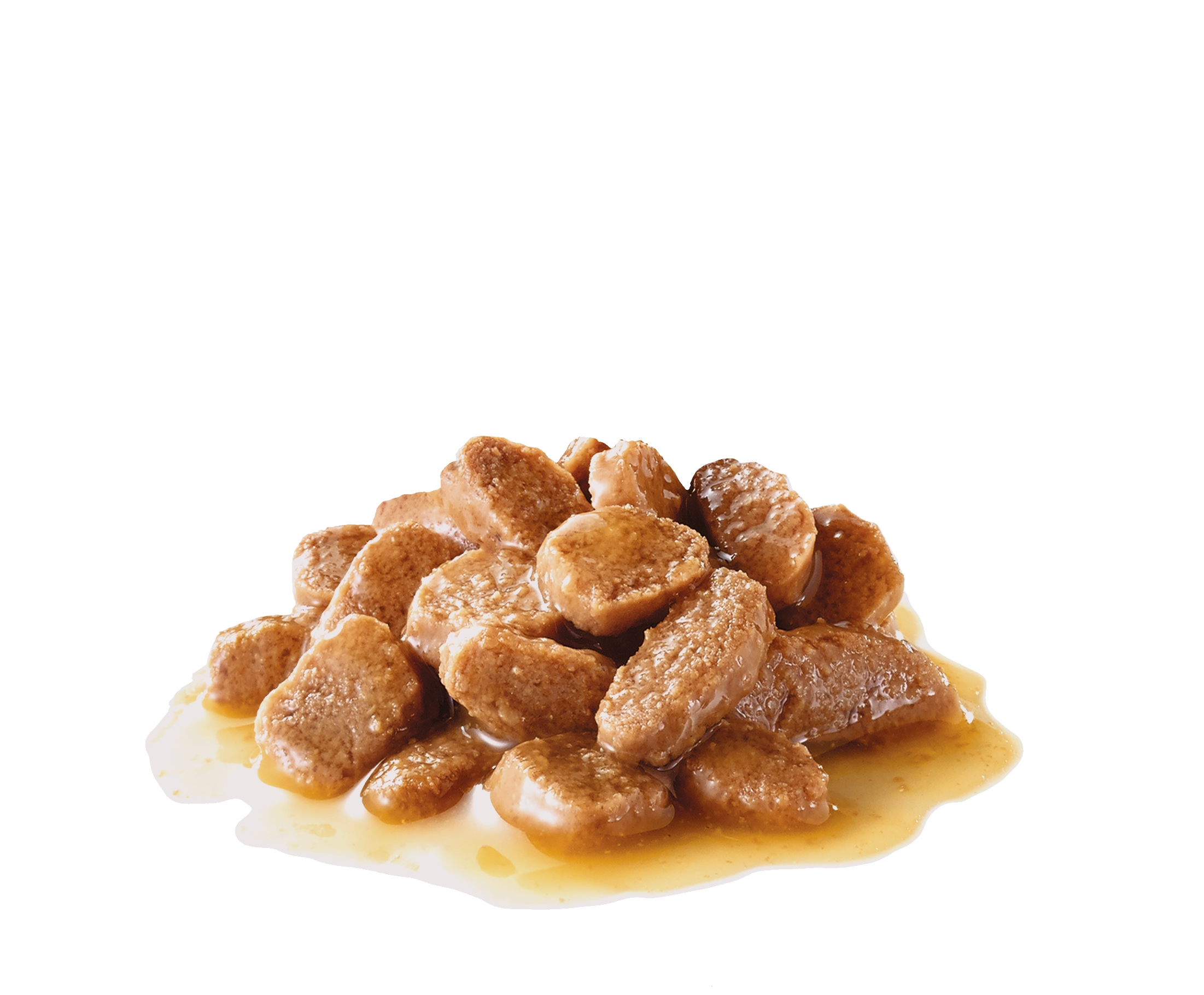 Montón de trozos de comida húmeda marrón para gatos, con salsa, sobre fondo blanco. Primer plano.
