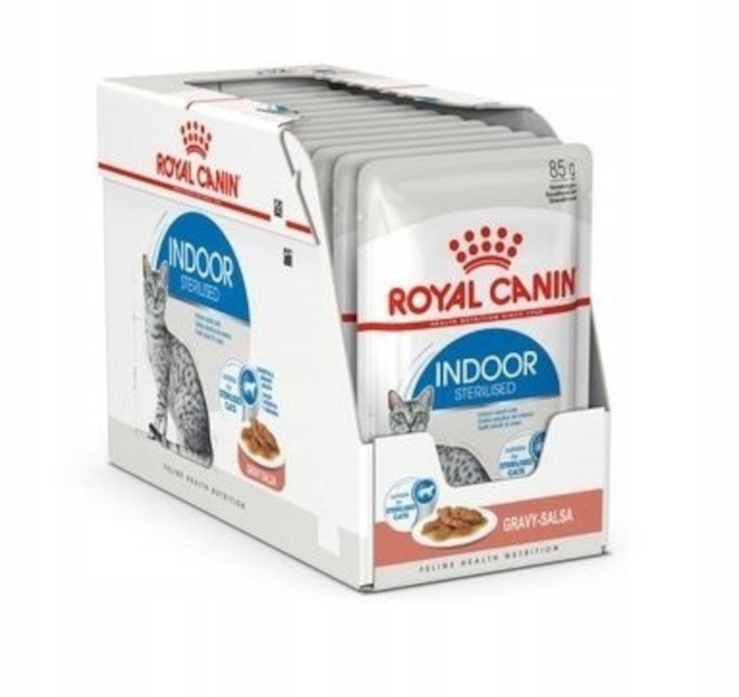 Pudełko saszetek z karmą dla kotów Royal Canin Indoor Sterilized. Na pudełku widać kota i napisy 'Indoor Sterilized' oraz 'Gravy-Salsa'.