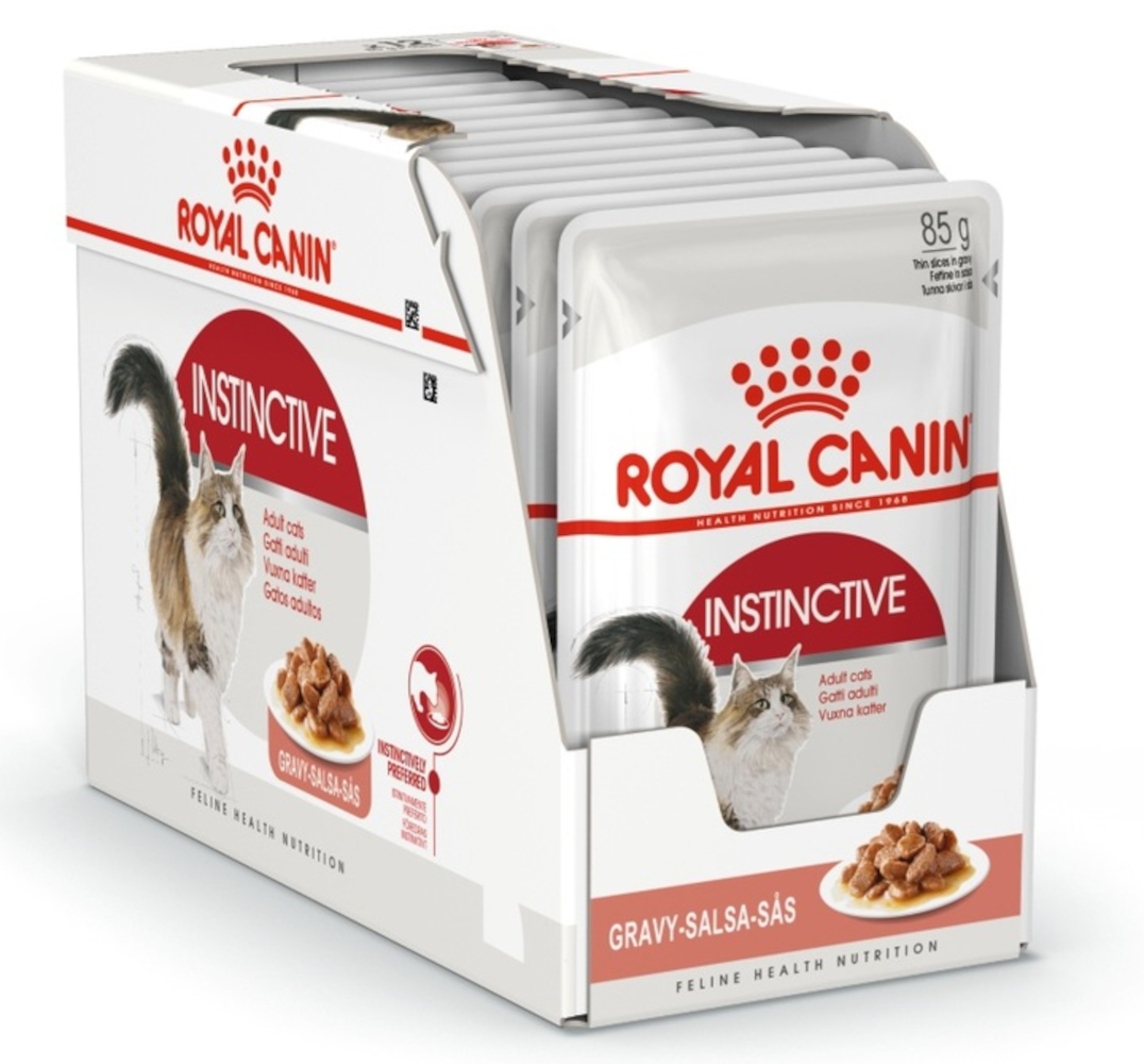 Pudełko saszetek z karmą dla kotów Royal Canin Instinctive. Białe opakowanie ze zdjęciem kota i szczegółami produktu. Etykieta "Gravy-salsa-sås".