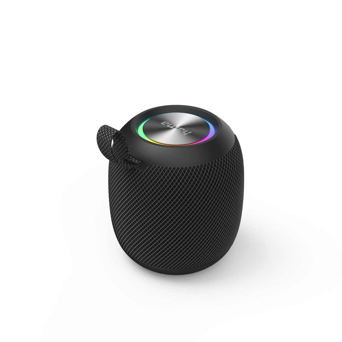 Czarny, cylindryczny głośnik o siatkowej fakturze. Ma kolorowy pierścień świetlny na górze i uchwyt. Tło jest białe.