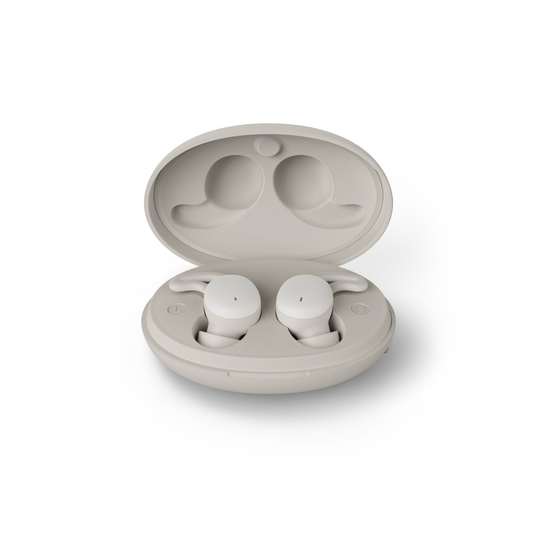 Otwarty beżowy futerał z dwoma białymi słuchawkami w środku. Futerał jest otwarty, odsłania słuchawki. Białe tło.