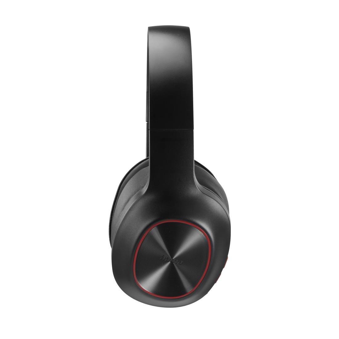 Czarne słuchawki z czerwonym okrągłym akcentem na każdej słuchawce. Słuchawki na białym tle.
