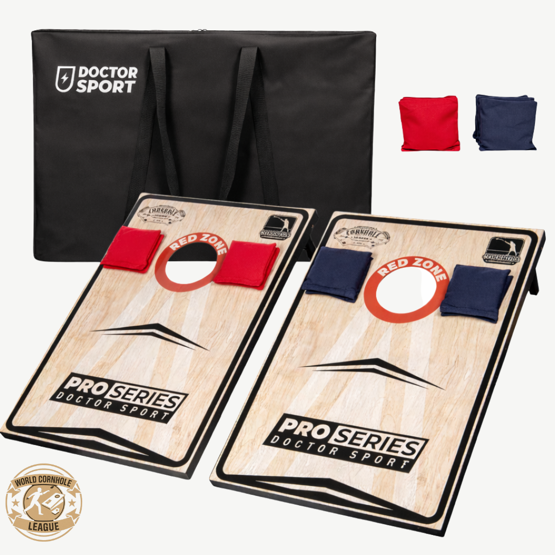 Cornhole-Spielset mit zwei Holzbrettern, roten und blauen Beuteln und einer schwarzen Tragetasche. Bretter sagen 'Red Zone'.