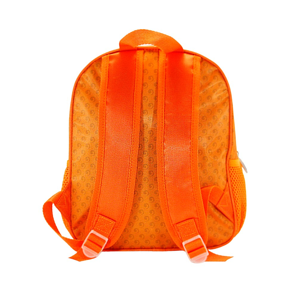 Vista trasera de una mochila naranja con dos correas. Tiene un asa y un pequeño bolsillo lateral. La mochila tiene un patrón.