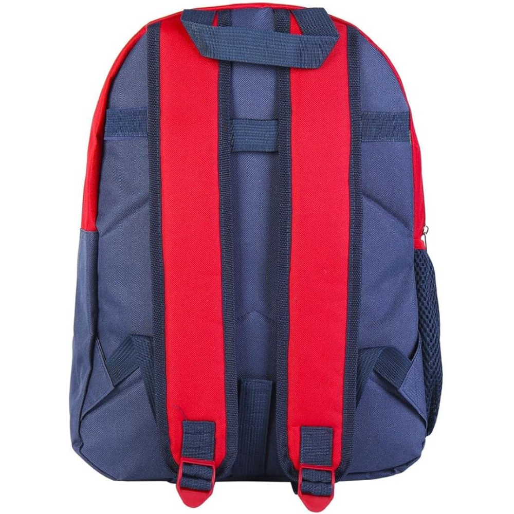 Una mochila azul y roja. Tiene dos correas rojas en la espalda con detalles azules. La bolsa tiene un bolsillo lateral de malla.