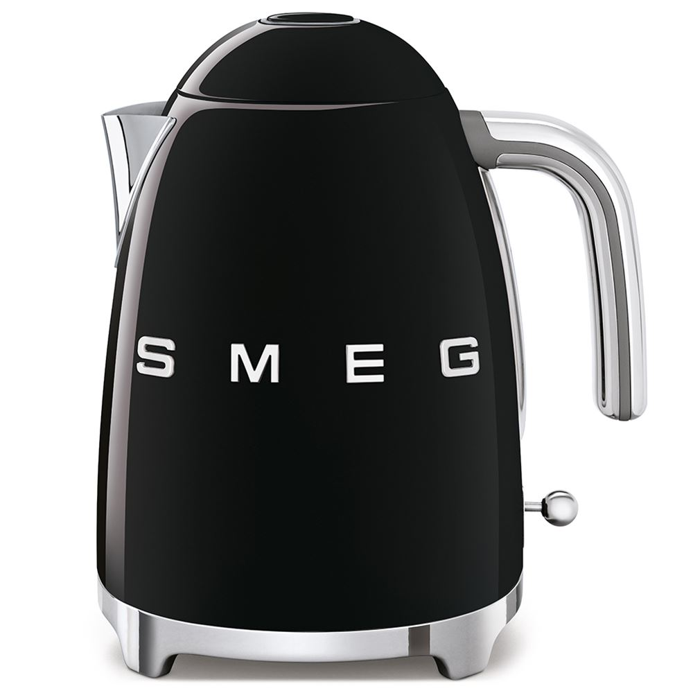 Krom kulp ve tabanlı siyah bir SMEG su ısıtıcısı. SMEG kelimesi ön tarafta beyaz harflerle yazılıdır.