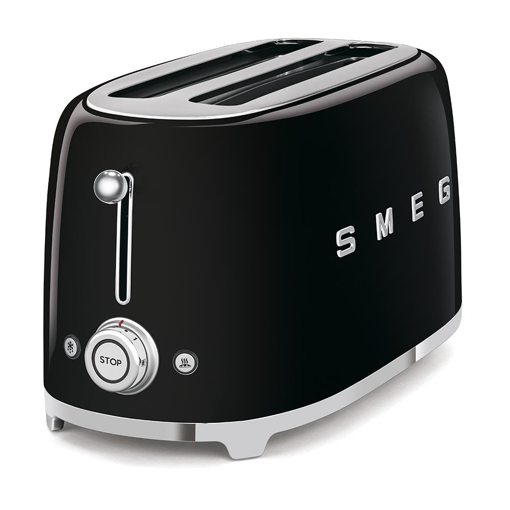Siyah bir SMEG ekmek kızartma makinesi, krom detaylarla. İki ekmek yuvası, bir durdurma düğmesi ve bir kolu var. SMEG kelimesi yan tarafta.