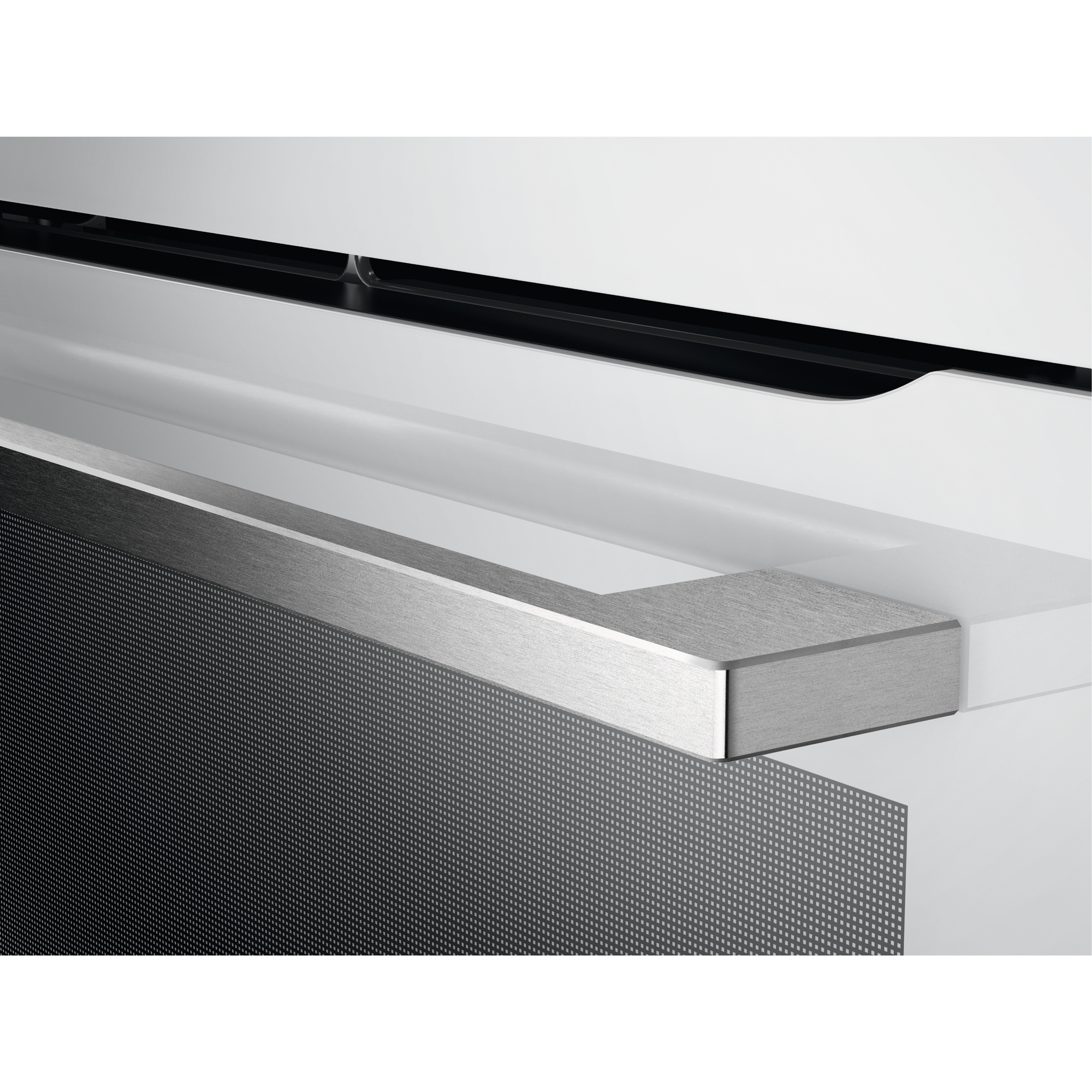 Primer plano de un tirador de horno de acero inoxidable con superficie negra estampada y detalles blancos.