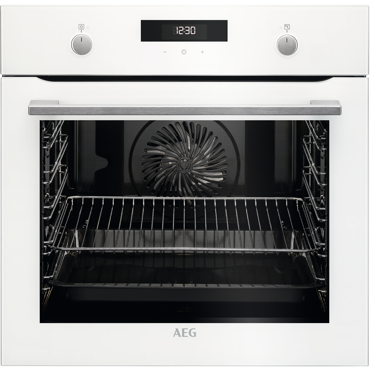 Horno AEG blanco con puerta abierta. Dentro hay un ventilador y rejillas metálicas. La pantalla muestra 12:30. Las perillas están a ambos lados.