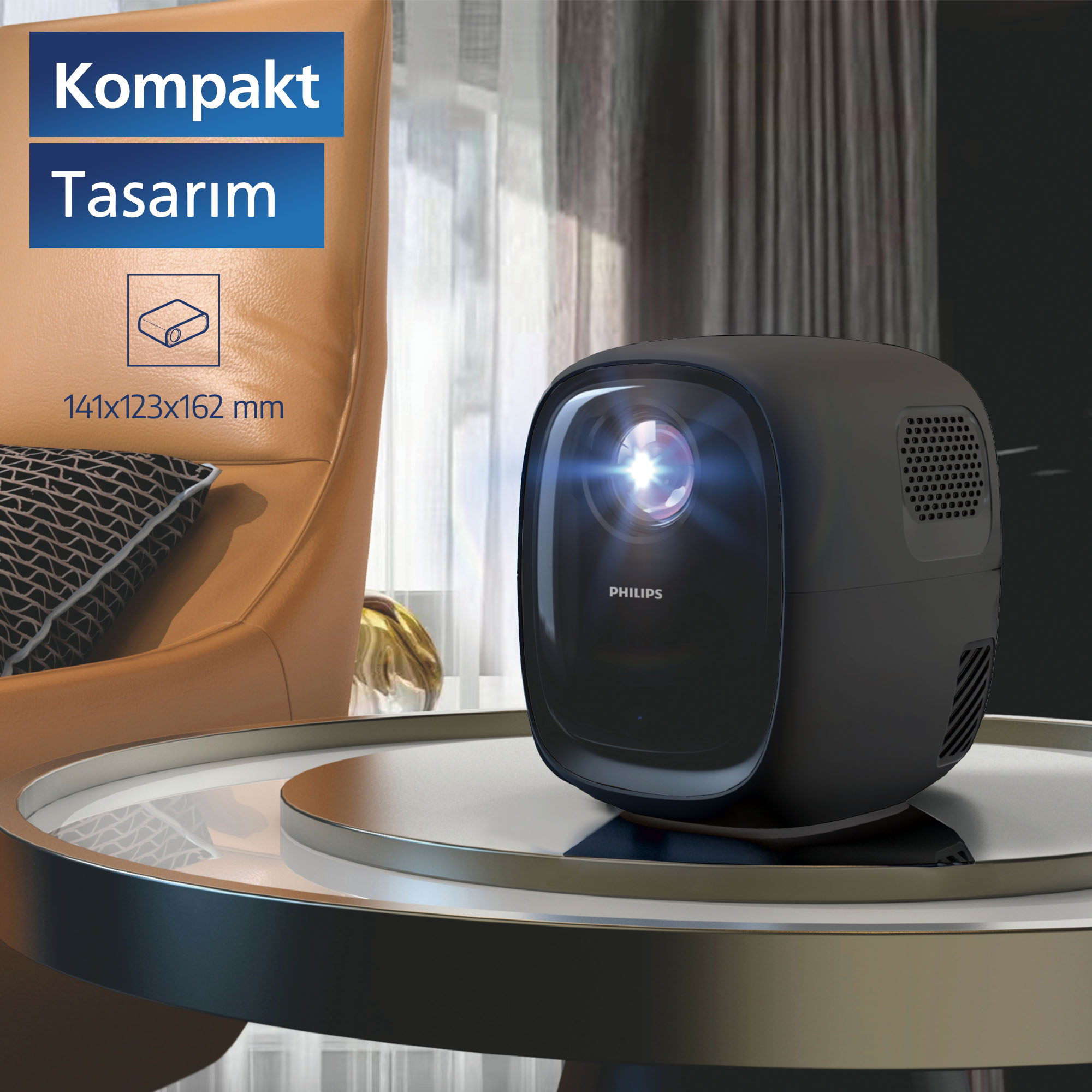 Czarny projektor Philips na stole. Tło obejmuje krzesło, zasłony i turecki tekst.