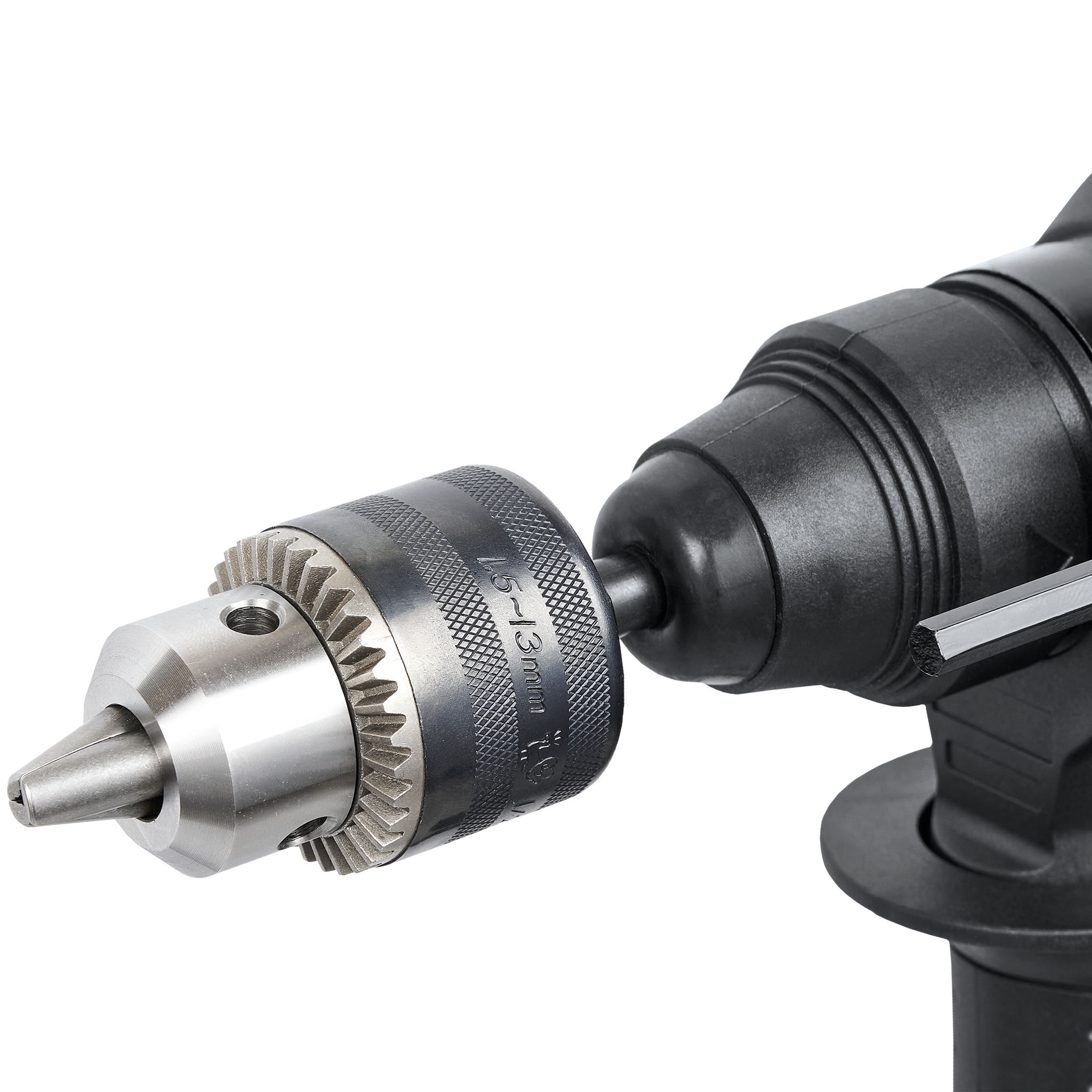 Zbliżenie wiertarki. Wiertło i uchwyt są srebrne. Rękojeść i korpus są czarne.