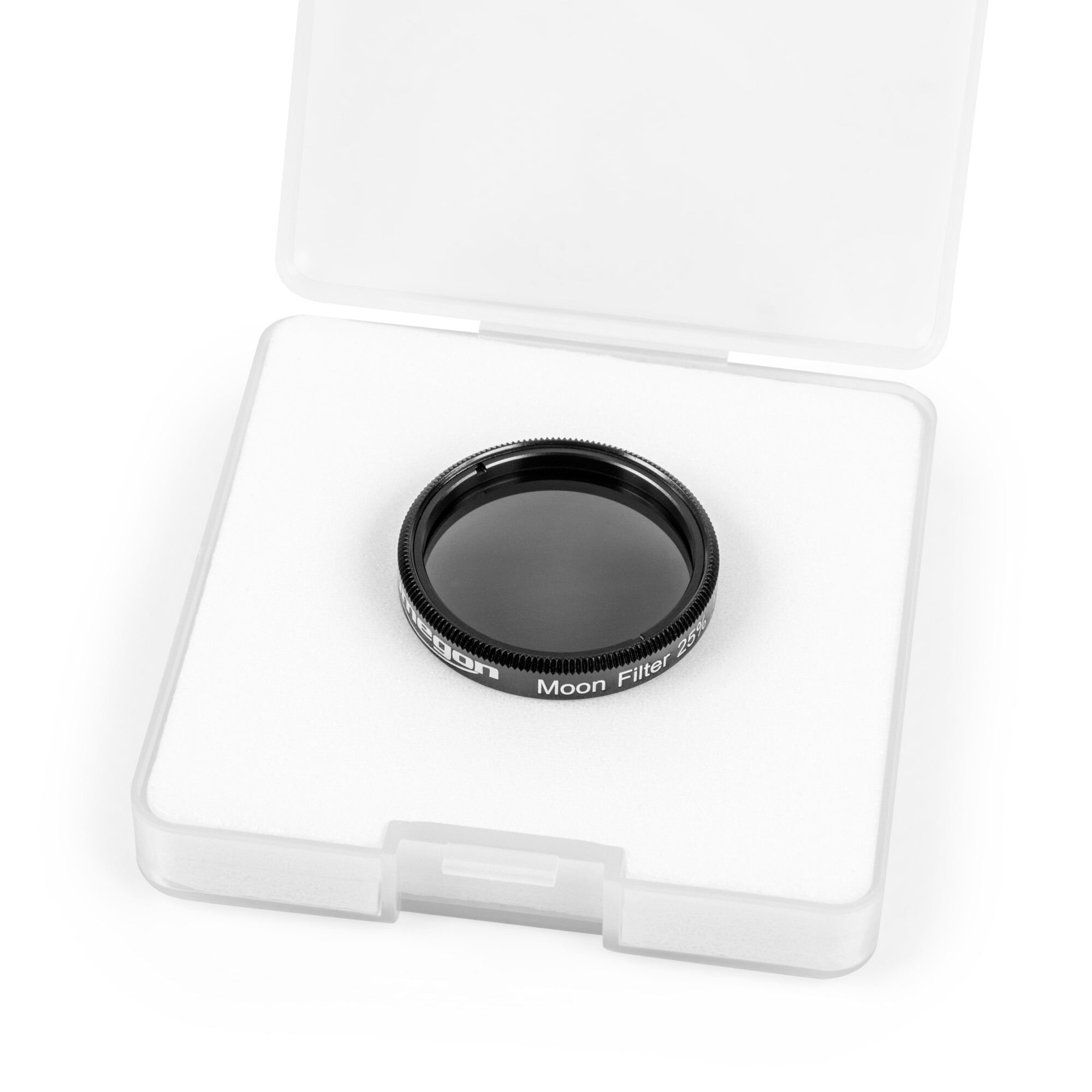 Ein Mondfilter in einer offenen, weißen Plastikbox. Der Filter ist schwarz mit weißem Text: 'Moon Filter 25%'