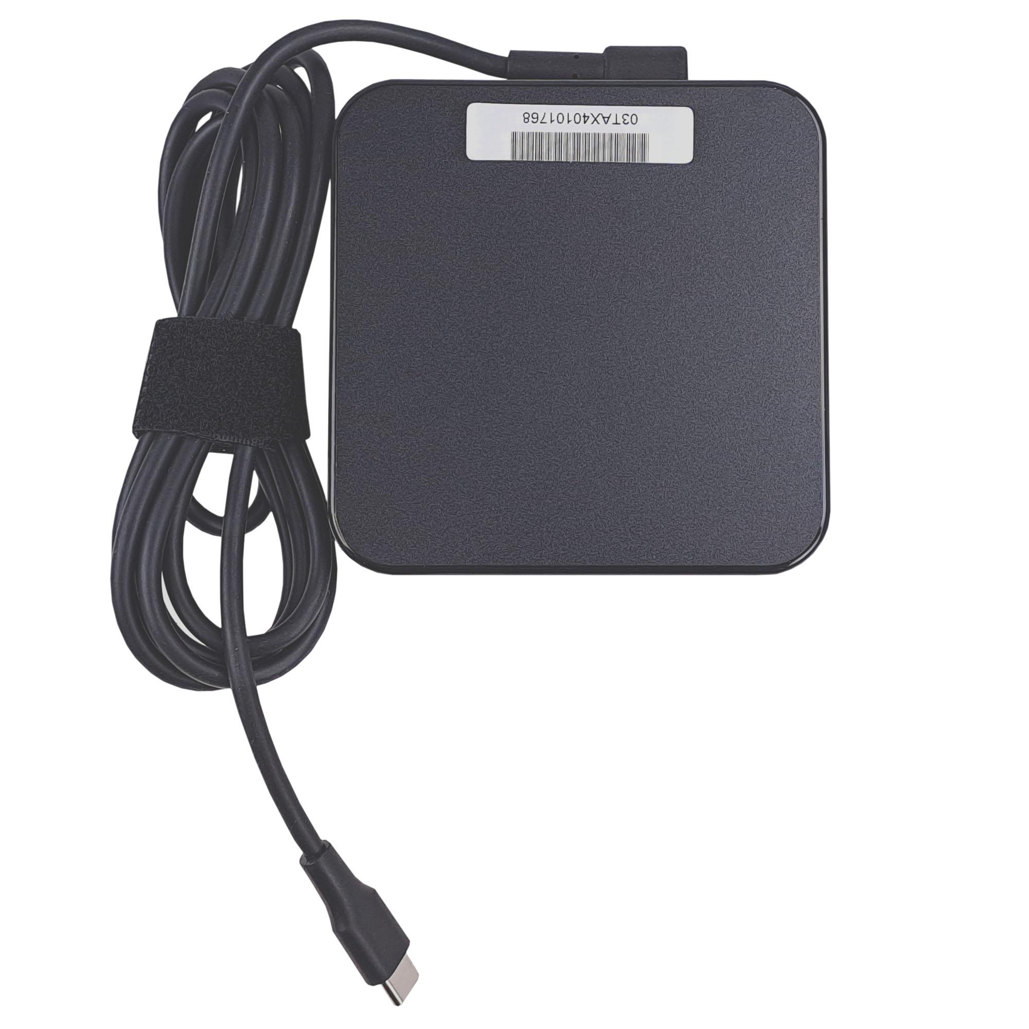 Czarne kwadratowe urządzenie z etykietą i przymocowanym czarnym kablem. Złącze USB-C na końcu. Białe tło.