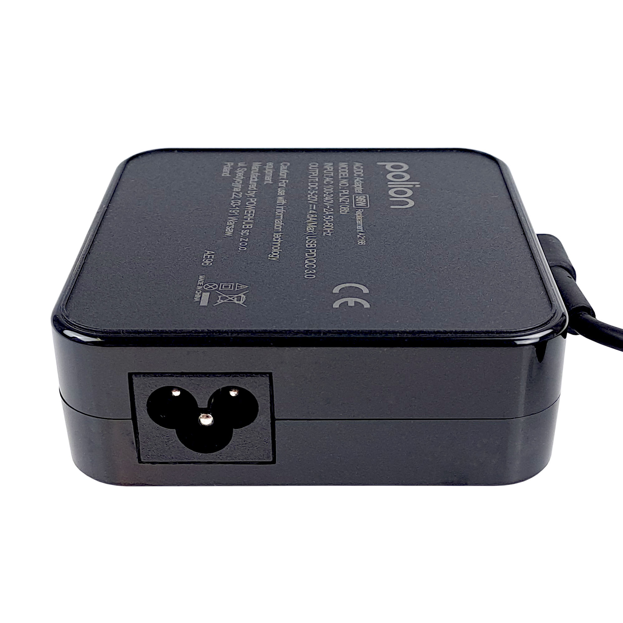 Czarny zasilacz z wtyczką trójbolcową. Ma etykietę z tekstem i jest na białym tle.