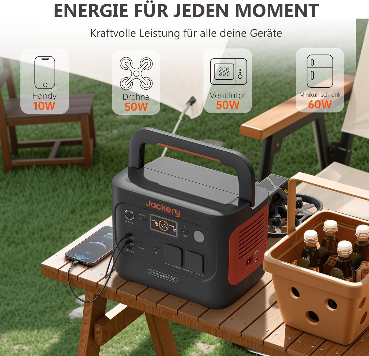 Eine Jackery Explorer 1000 Powerstation auf einem Tisch mit einem ladenden Telefon. In der Nähe befinden sich ein Korb mit Flaschen und ein Stuhl.