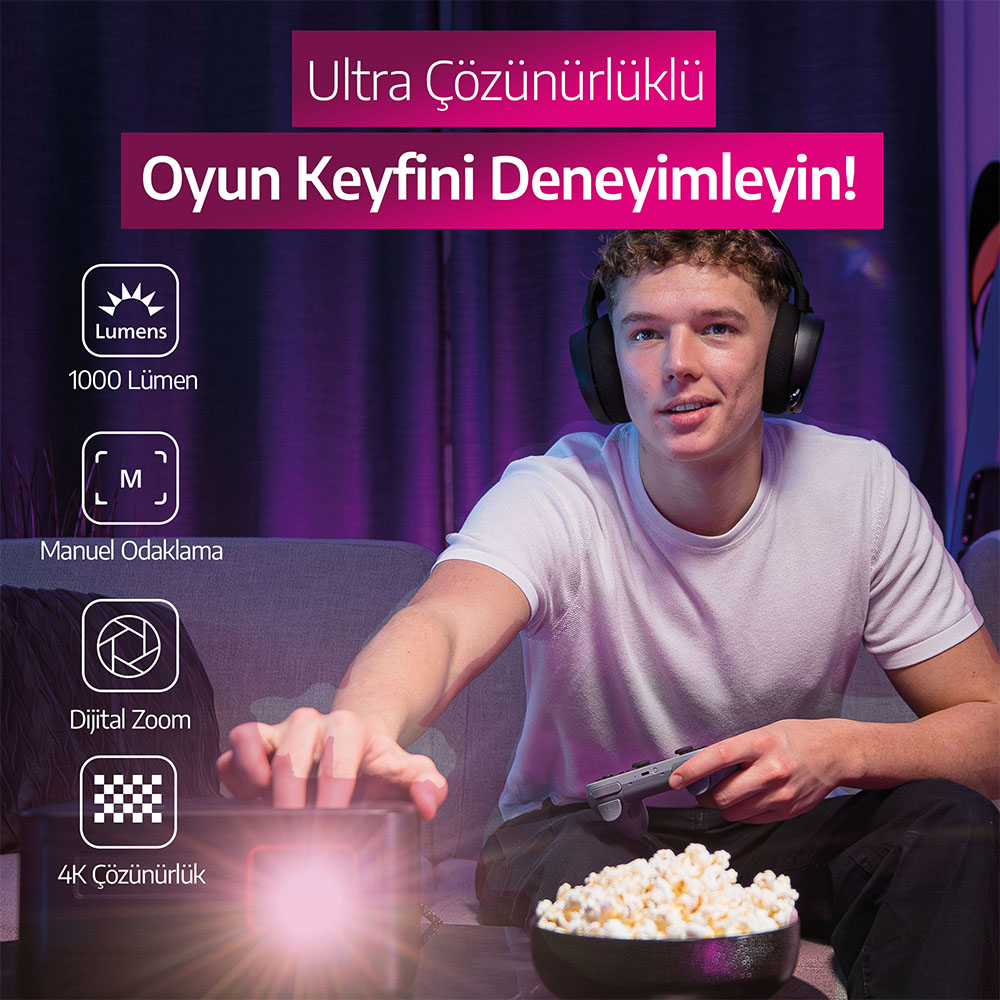 Kulaklıklı genç bir adam video oyunu oynuyor. Önde patlamış mısır var. Metin, ultra çözünürlüğü ve oyun deneyimini tanıtıyor.