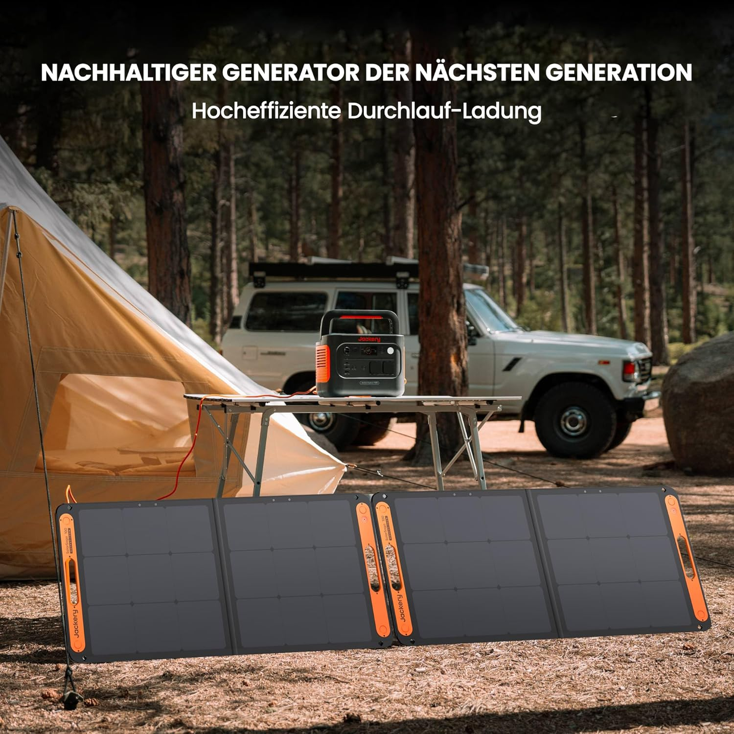 Campingszene mit Solarmodulen, Zelt, Generator und SUV. Solarmodule im Vordergrund; Zelt links; Auto im Hintergrund.