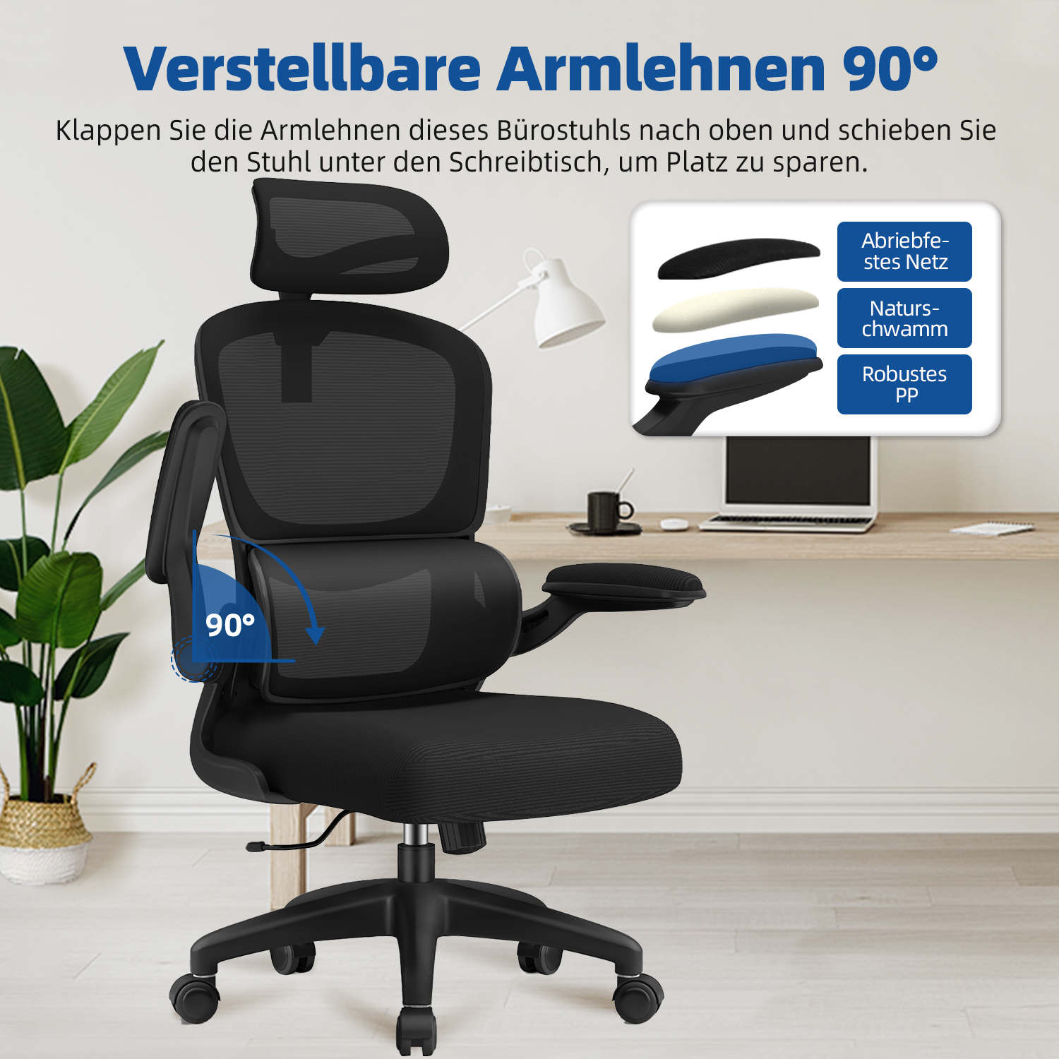 Schwarzer Bürostuhl mit verstellbaren Armlehnen, Kopfstütze und Rollen. Im Hintergrund ein Schreibtisch und eine Pflanze.