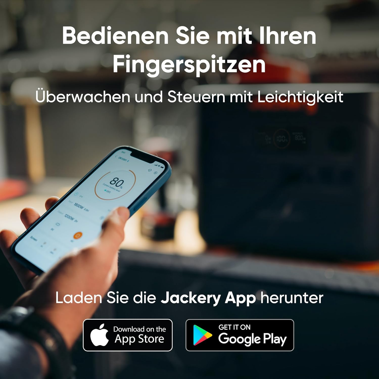 Eine Hand hält ein Telefon mit Batteriedetails. Der Text lautet 'Bedienen Sie mit Ihren Fingerspitzen.' App-Store-Logos unten.