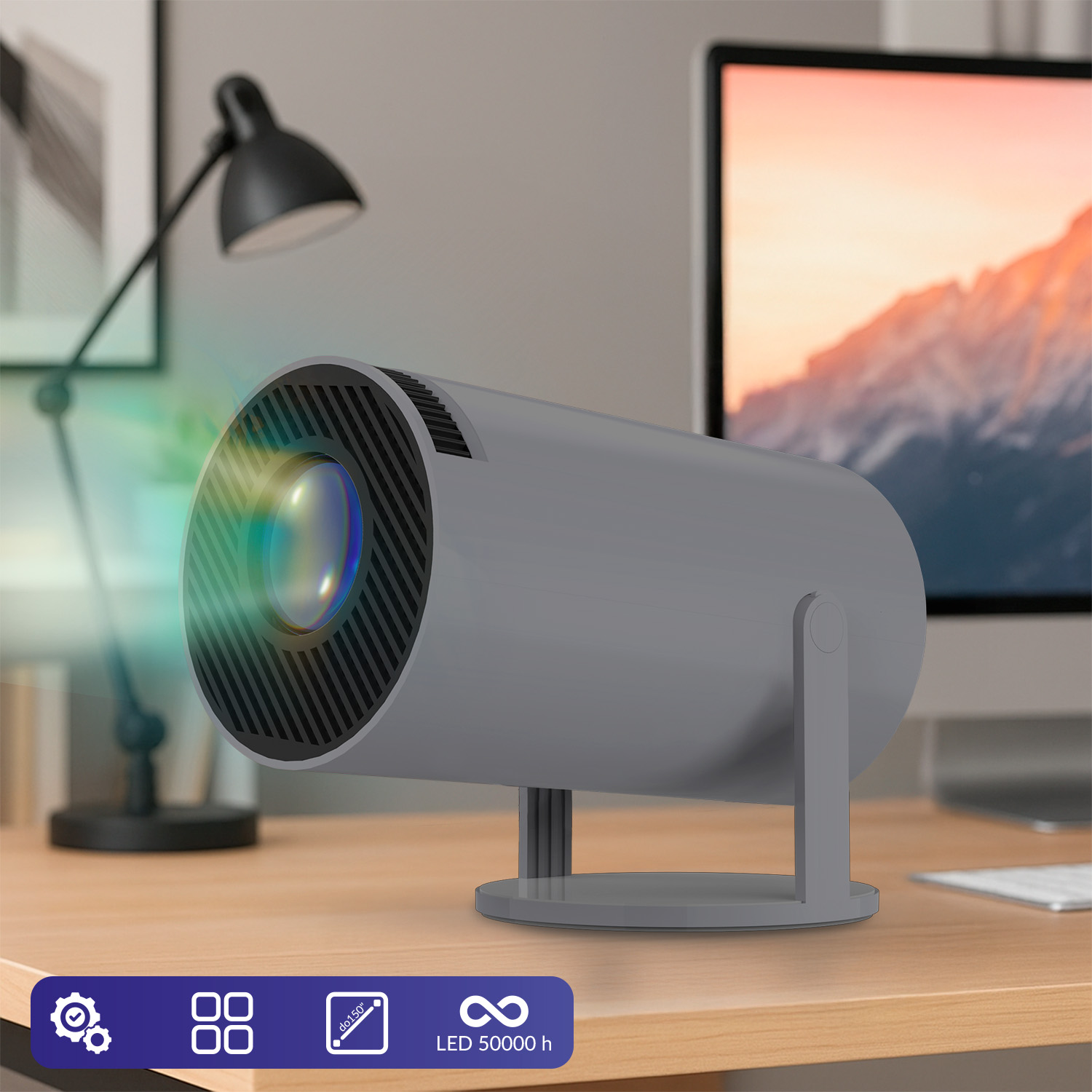 Szary projektor na drewnianym biurku. Lampa i komputer w tle. Kolorowe światło wydobywa się z projektora.