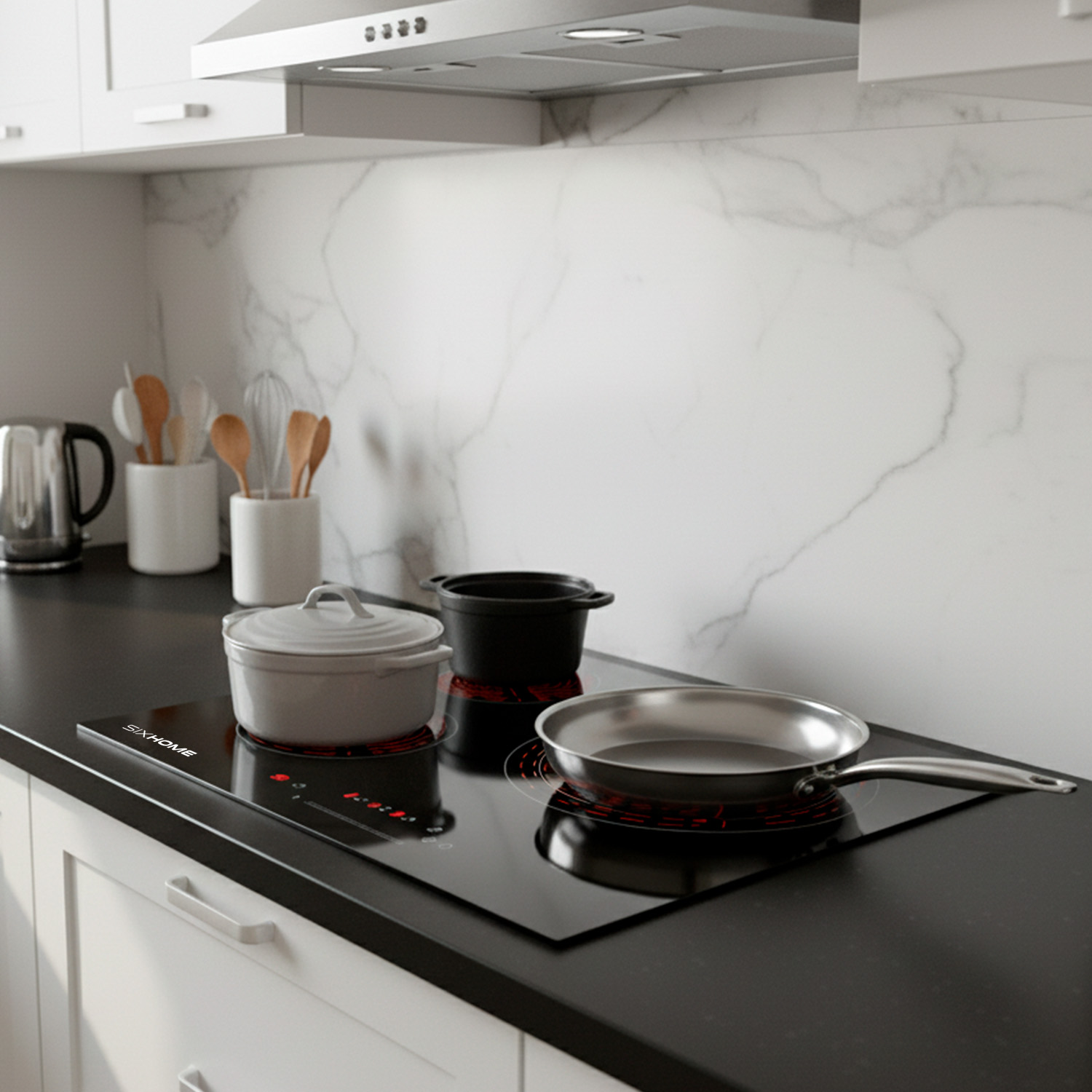 Una escena de cocina con una estufa negra, ollas y sartenes. Se ven gabinetes blancos y un salpicadero de mármol.