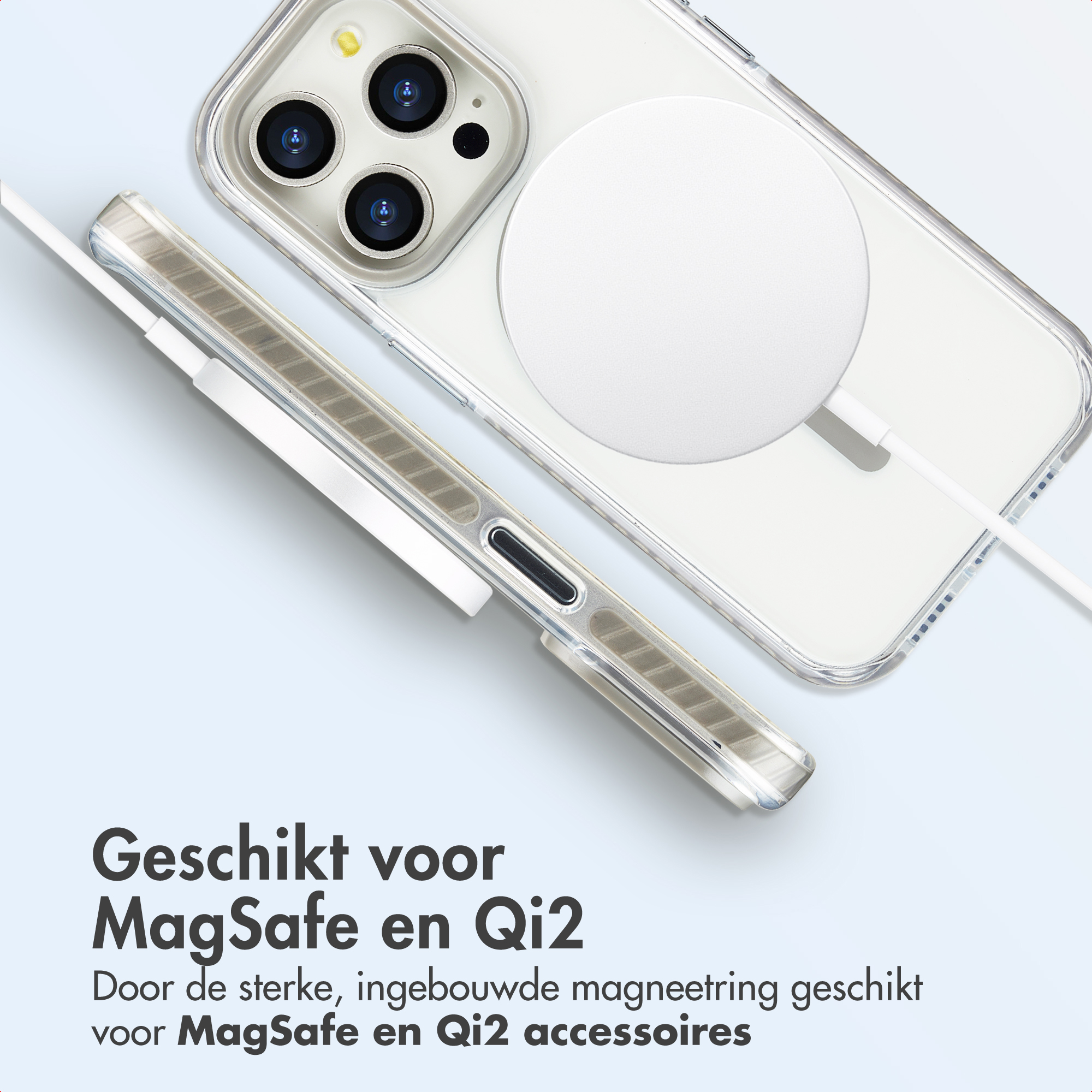 Téléphone avec coque transparente et chargeur MagSafe blanc. Le texte indique la compatibilité MagSafe et Qi2.